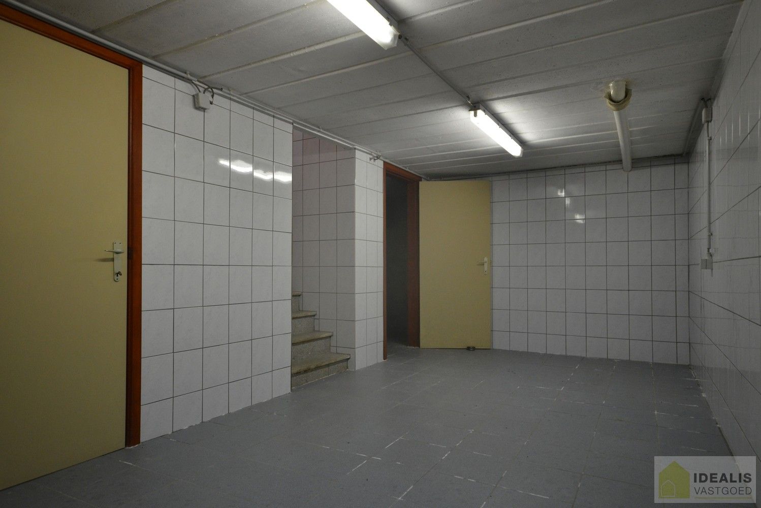 IDEALIS VASTGOED – Charmante, instapklare woning in een groene, rustige omgeving in hartje Hechtel (Hechtel-Eksel) met +-370m² bewoonbare oppervlakte! Deze gezellige woning biedt een aangename leefruimte, maar liefst 5 slaapkamers, 2 badkamers, een praktische indeling én een ruime tuin waar je volop kan genieten van het uitzicht. Het pand bevindt zich op een mooi breed perceel en is ideaal voor wie houdt van rust en privacy, maar toch een vlotte verbinding wenst naar omliggende gemeenten en steden. foto 37