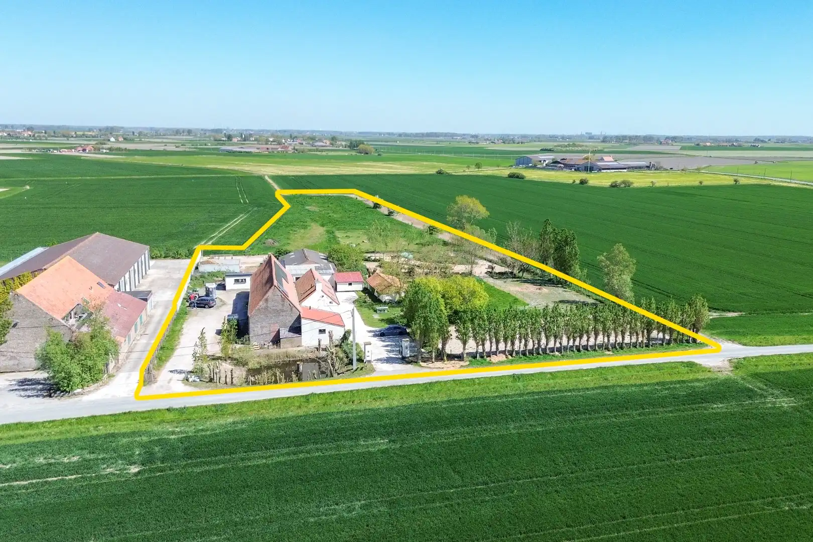 Authentieke hoeve met bouwland & stallen op unieke landelijke ligging tussen De Haan en Nieuwmunster foto {{pictureIndex}}