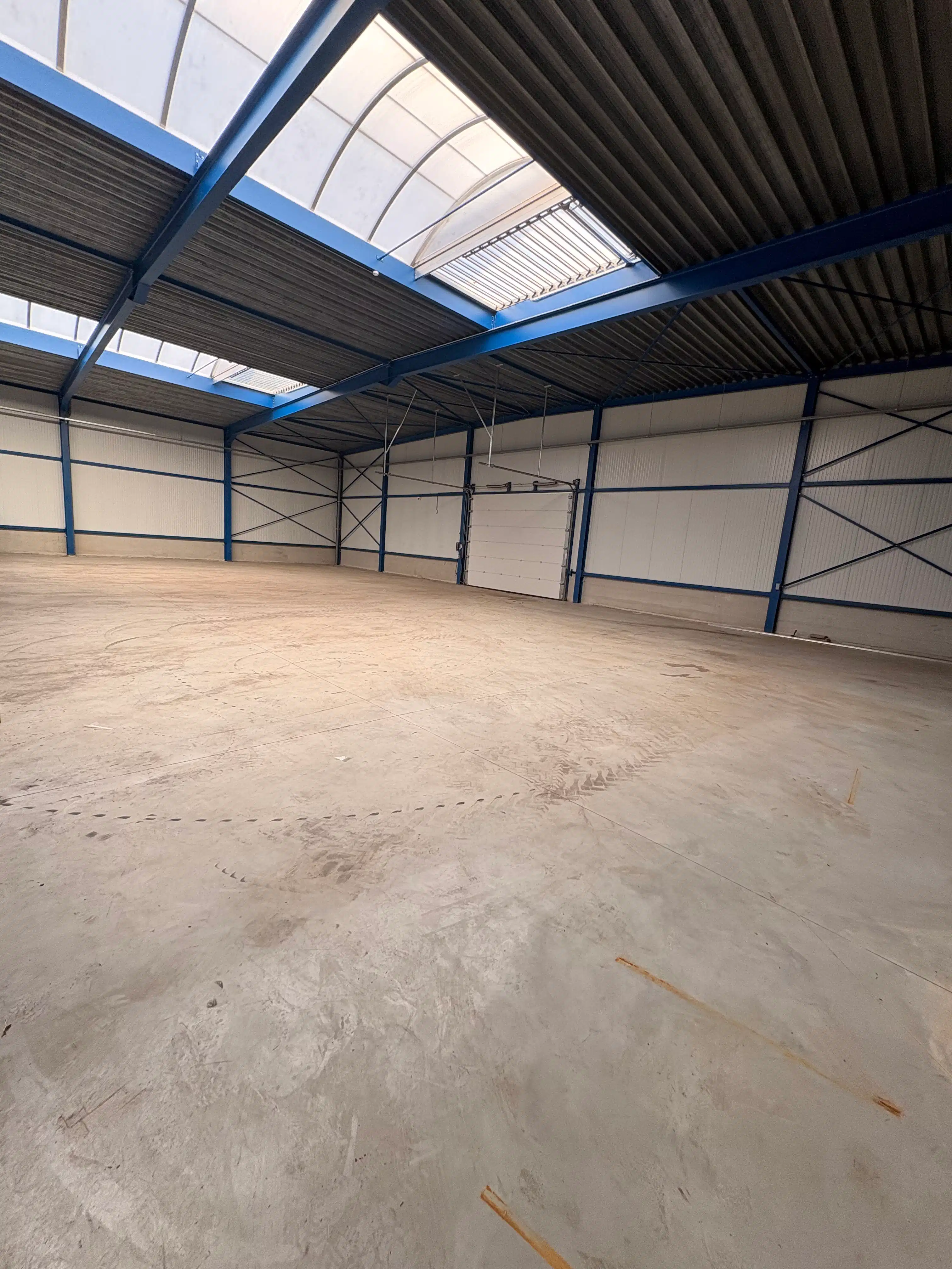 Functionele bedrijfs-/ opslaghal met aparte toegang en beveiliging foto 7