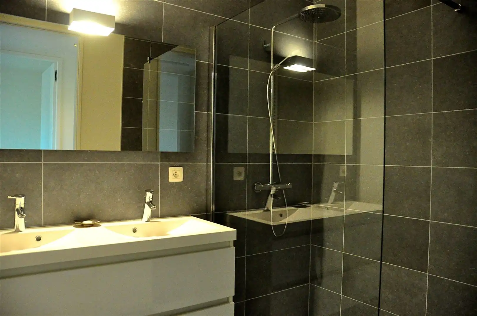 Gemeubeld 2-slaapkamerappartement met terras en parking! foto 14