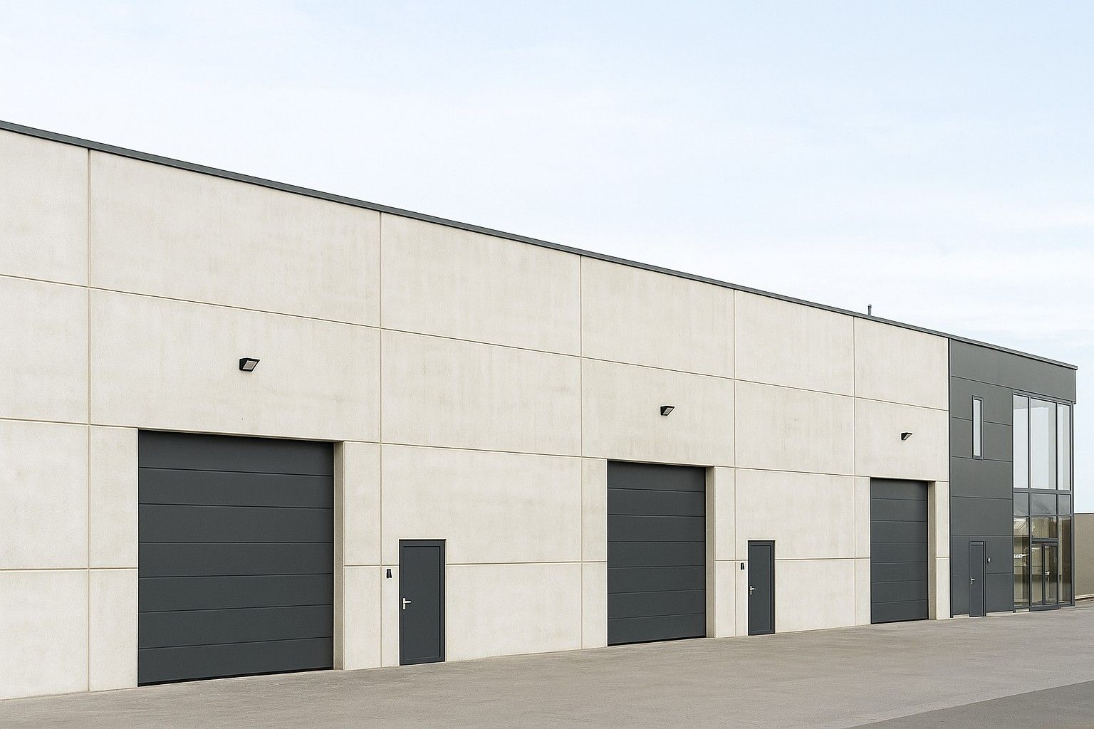 NB OPSLAGRUIMTE (153m²), met hoge sectionaalpoort en private parkeerplaats voor de deur. Op industriezone "Herdersbrug" te 8000 Brugge. foto {{pictureIndex}}