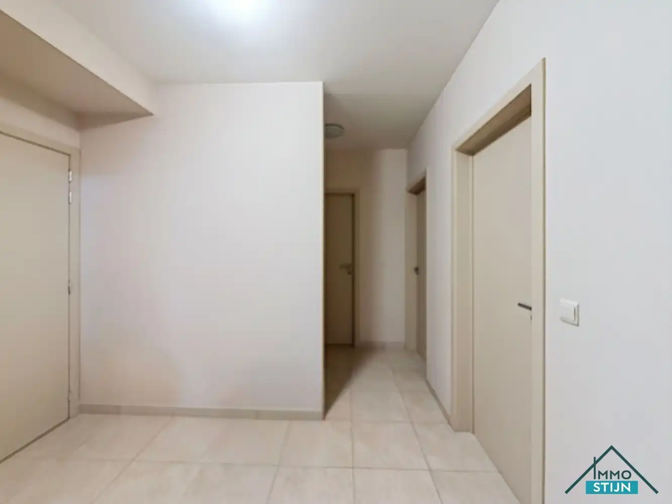 Ruim en lichtrijk appartement met twee slaapkamers foto 2