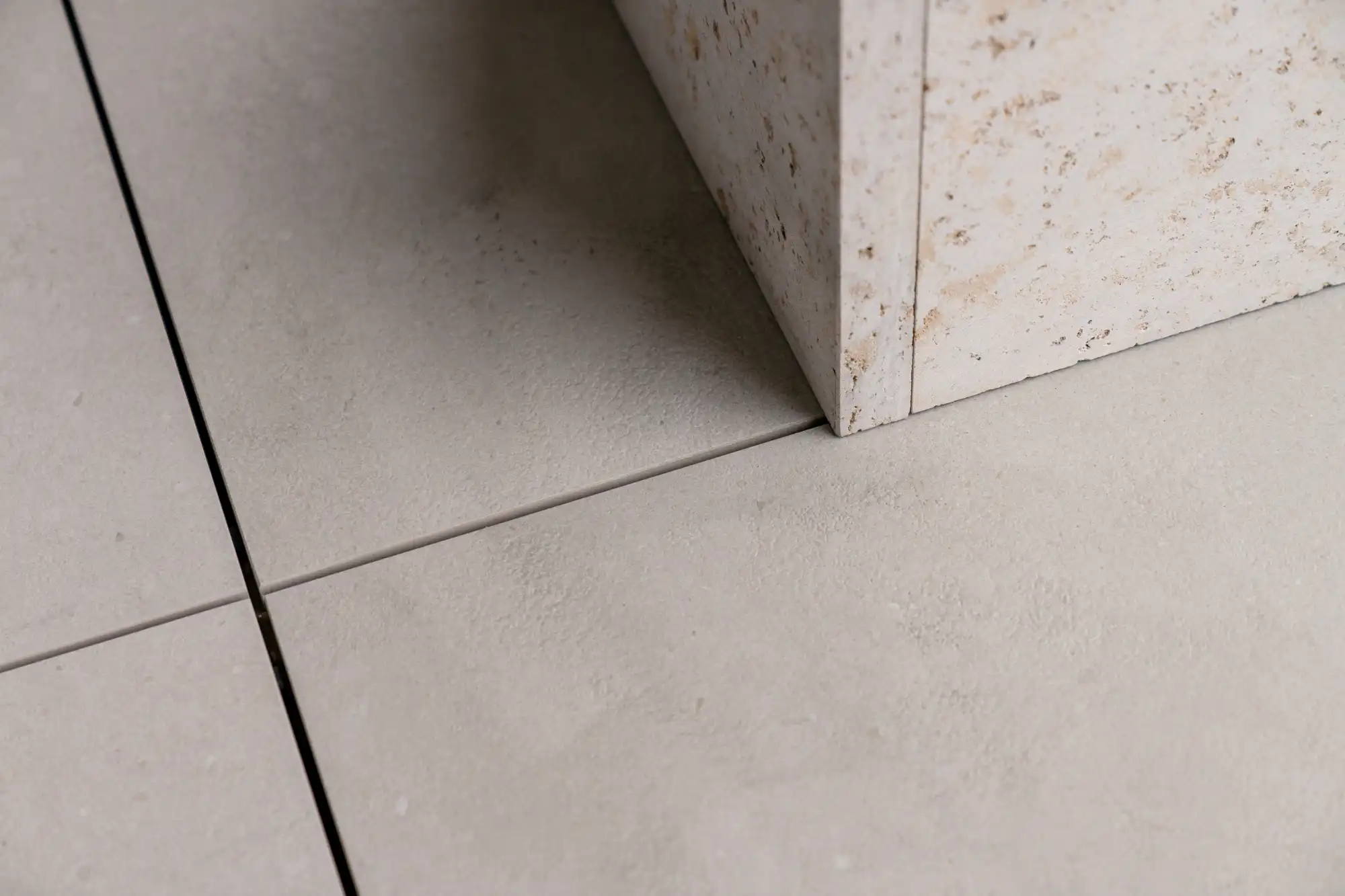 Max Dudler: uitgepuurde lijnen en Zwitserse precisie in een hoekappartement aan de Scheldekaaien. foto 10