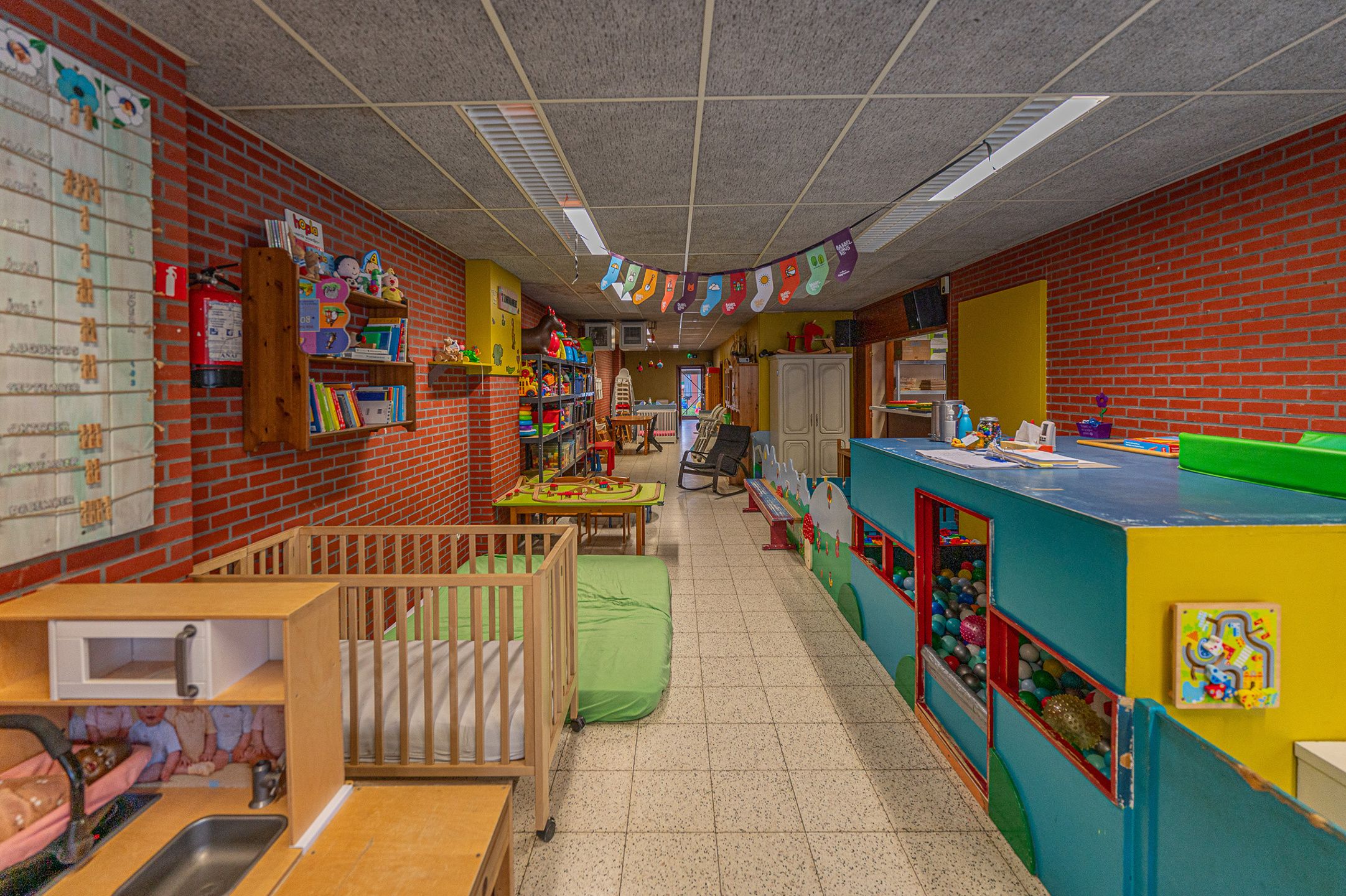 Handelsgelijkvloers, momenteel volledig ingericht als kindercrèche. foto 3