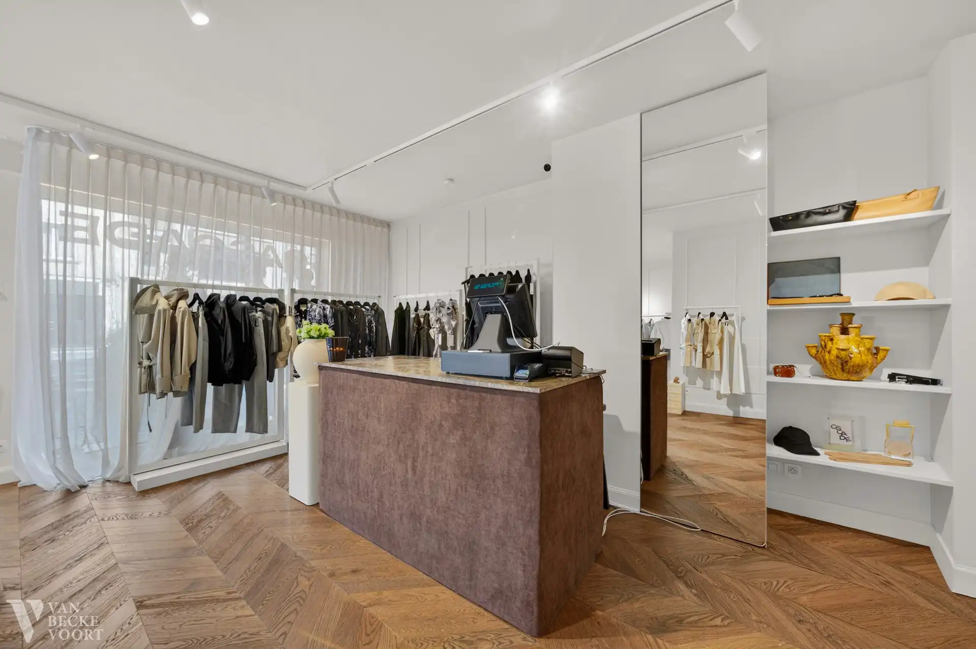 Esthetisch winkel op druk kruispunt Oostende foto 5