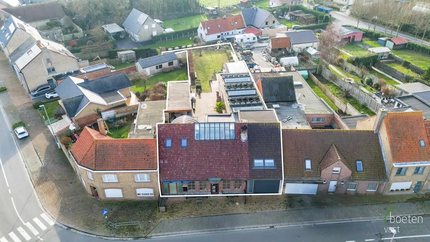 BEVEREN AAN DE IJZER: Handelszaak (momenteel horeca) met heel wat ruimte, woonst én zalige tuin op 1.150m² totale grondoppervlakte. foto {{pictureIndex}}