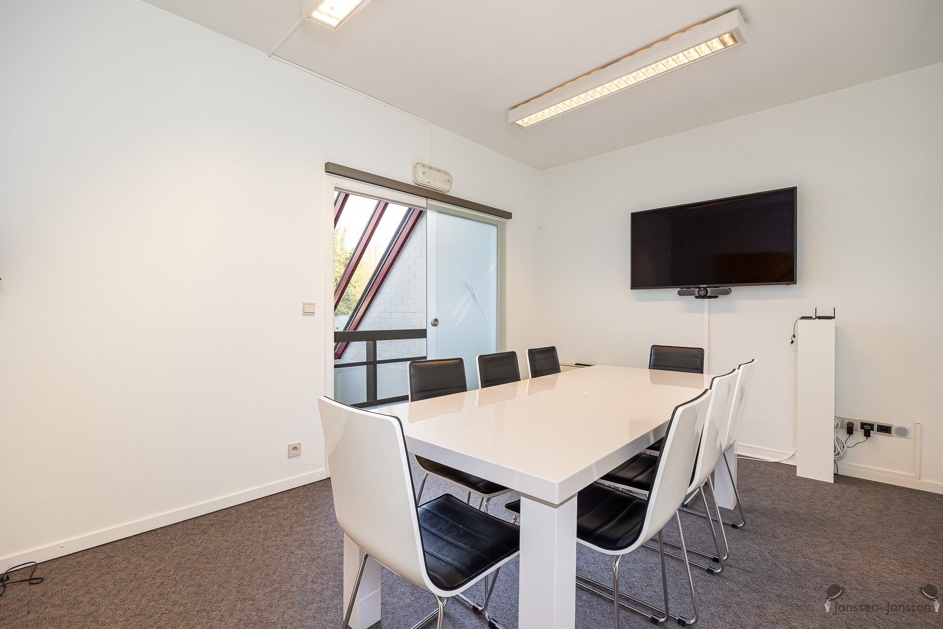 Centraal gelegen handelspand met ruime parking foto 12