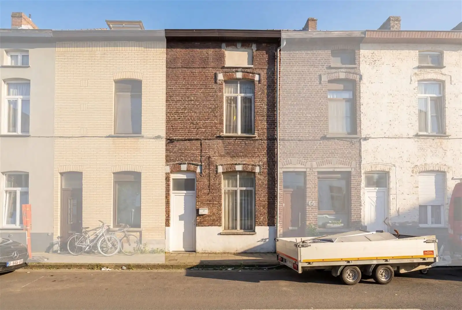 Hoofdfoto van de publicatie: Te renoveren woning met 4 slaapkamers en buitenruimte Gent.