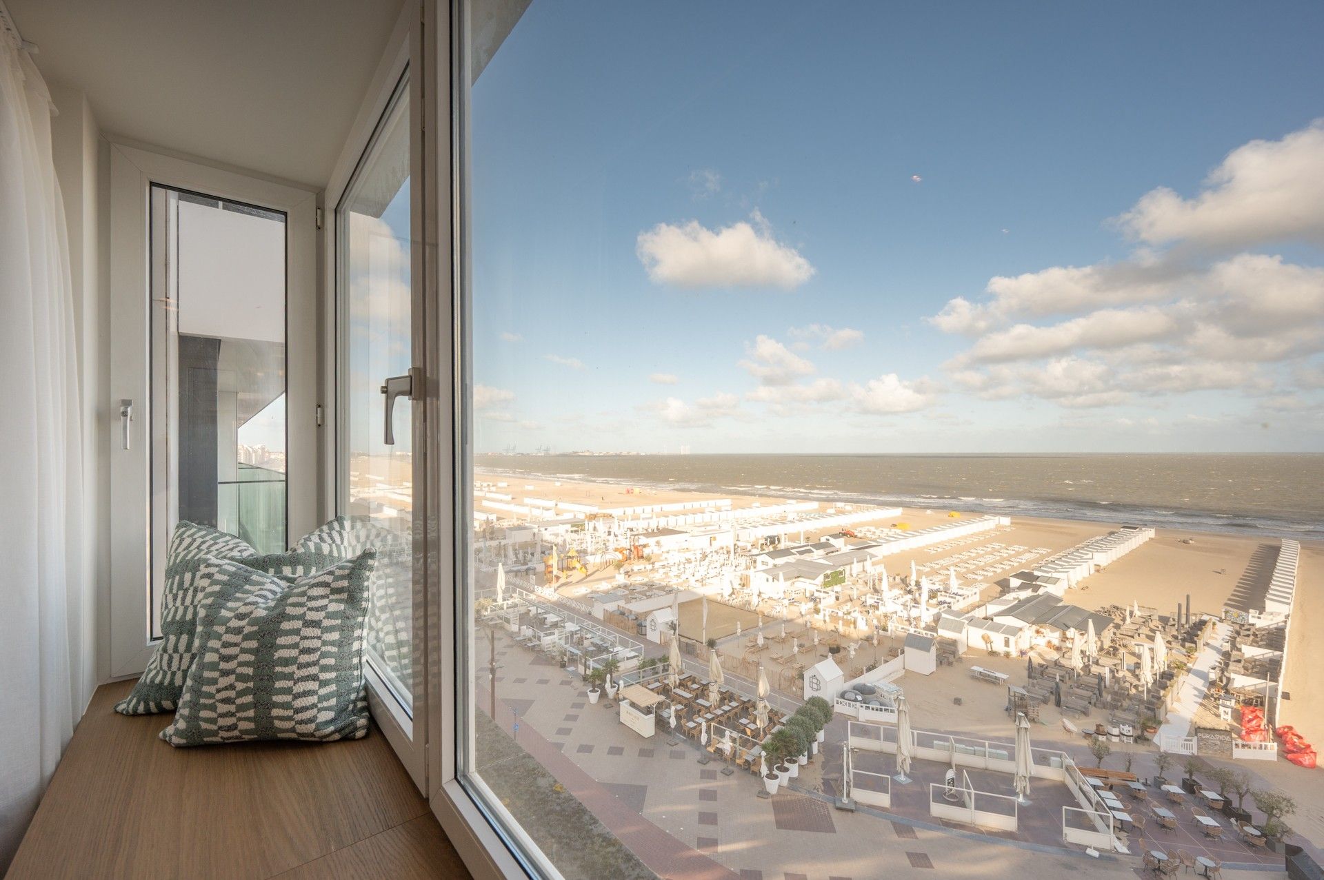 Gemeubeld: verfijnd gerenoveerd appartement op de zeedijk vlakbij het Rubensplein te Knokke! foto 3