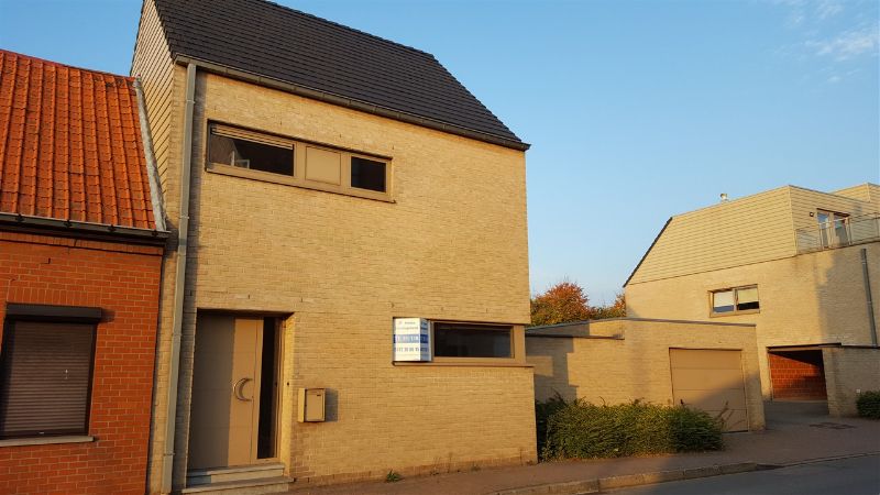 Ruime en goed onderhouden halfopen woning in het centrum van Knesselare foto 1