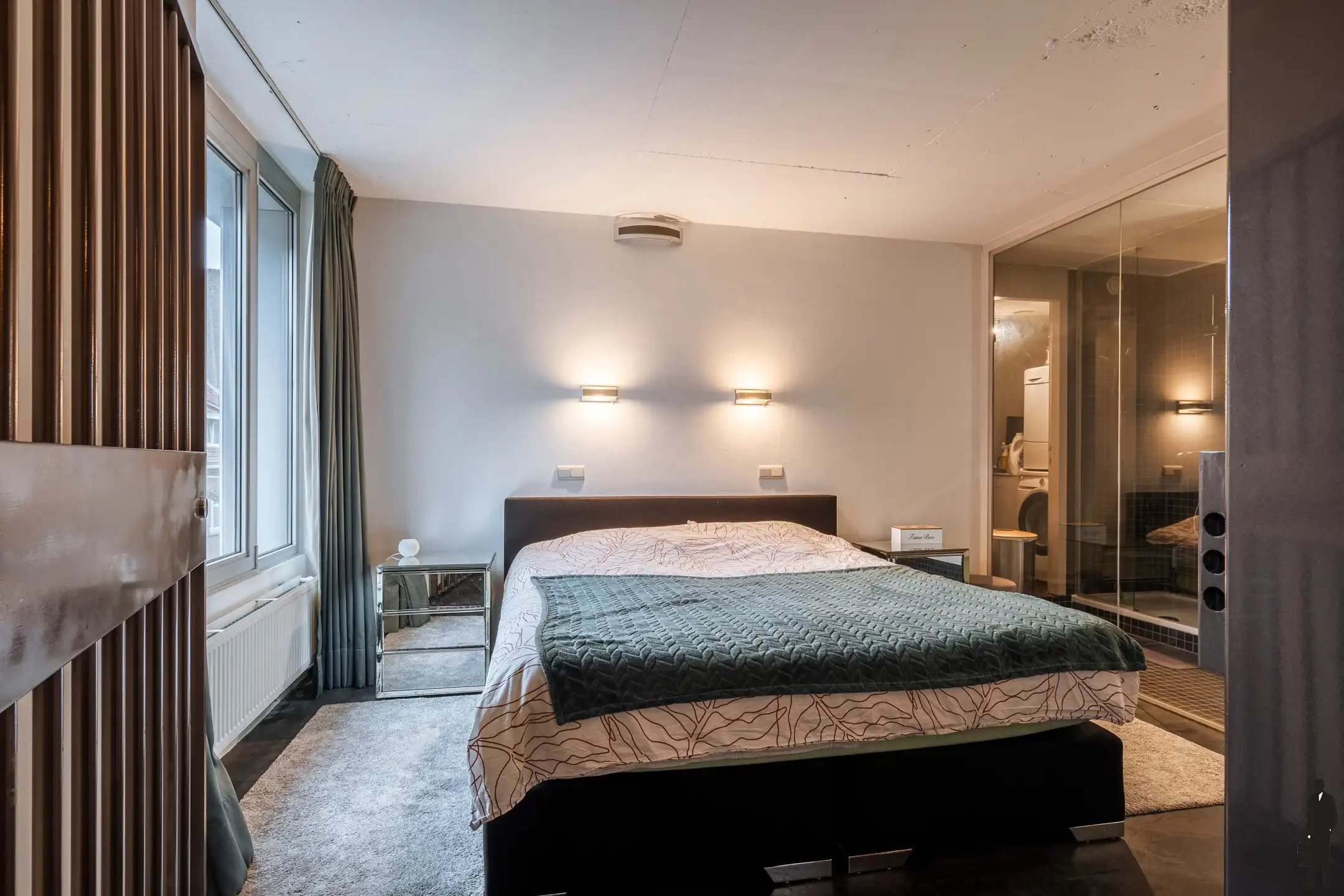 Stijlvol bemeubeld appartement van 97m² met unieke bankkluis foto 10