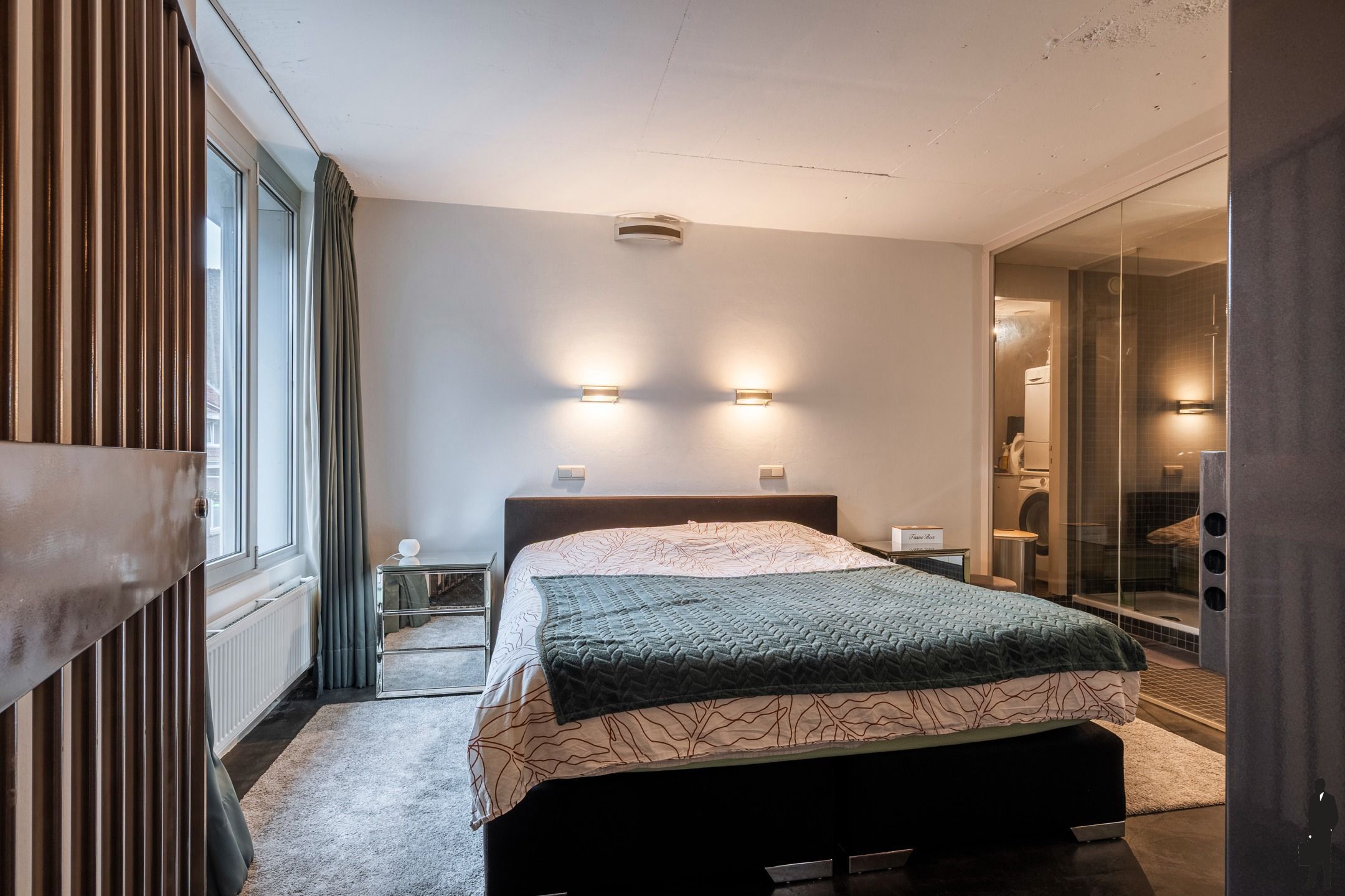 Stijlvol bemeubeld appartement van 97m² met unieke bankkluis foto 10