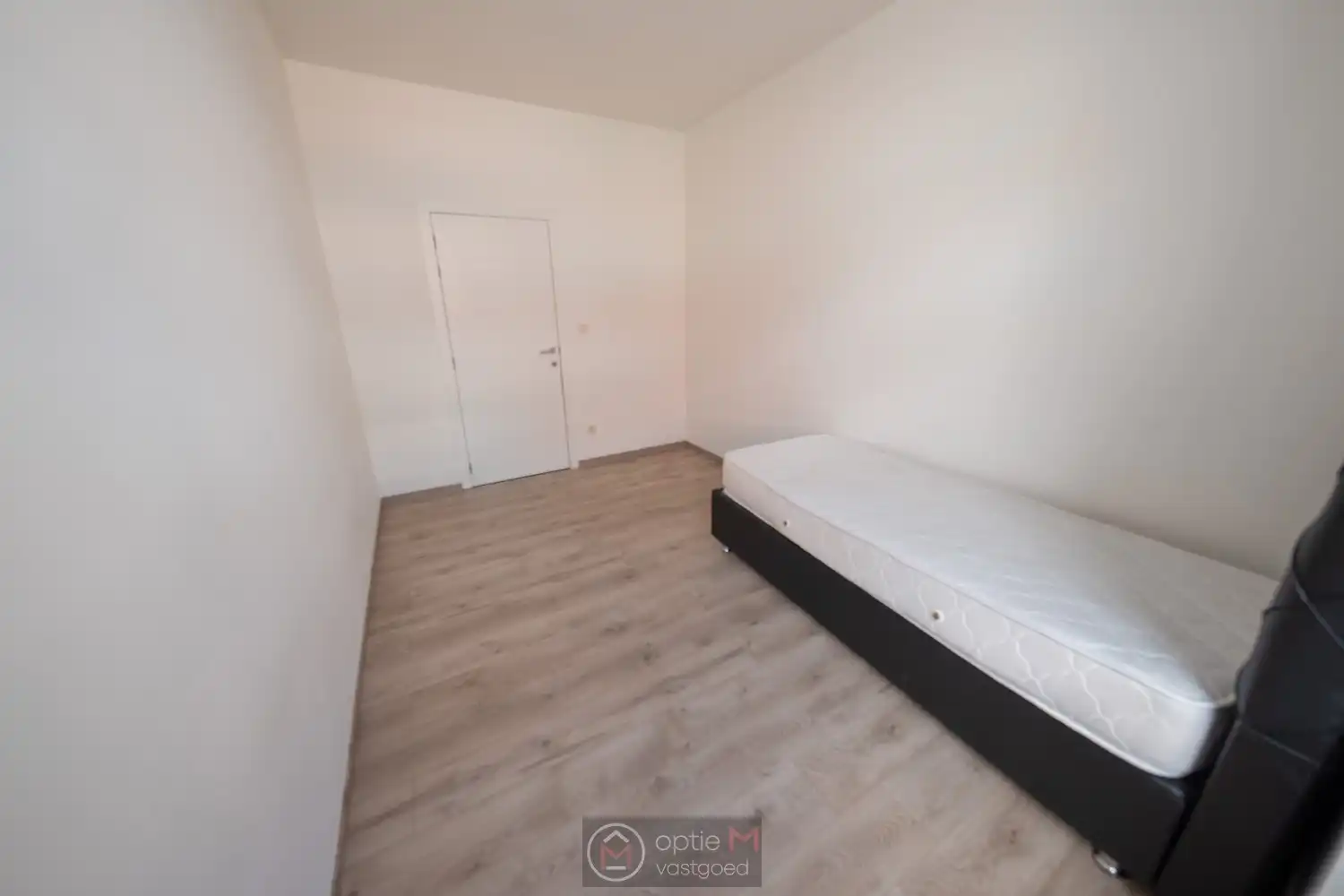 RUIM GELIJKVLOERS APPARTEMENT MET 2 SLPKS EN TUIN MET TERRAS. foto 14