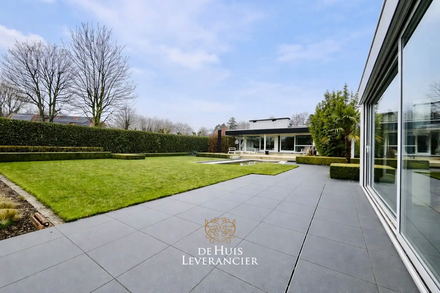 Elegante laagbouwvilla waar discrete rust, moderne uitstraling en standing versmelten in het 'Zoute' van Sint-Idesbald te koop foto 6