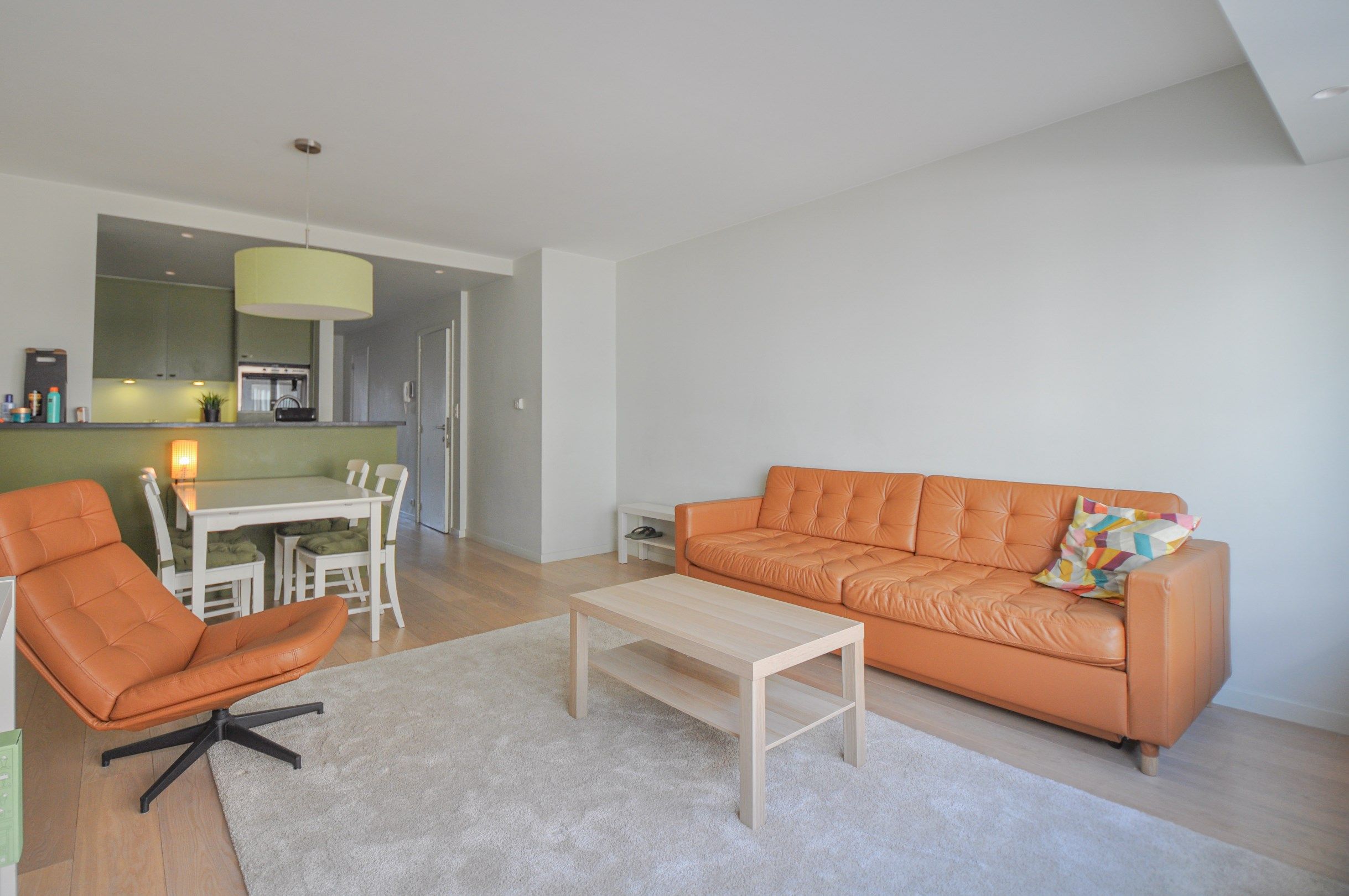 Centraal gelegen, instapklaar zonnig tweeslaapkamerappartement op enkele stappen van de zee en het commercieel centrum.  foto 2