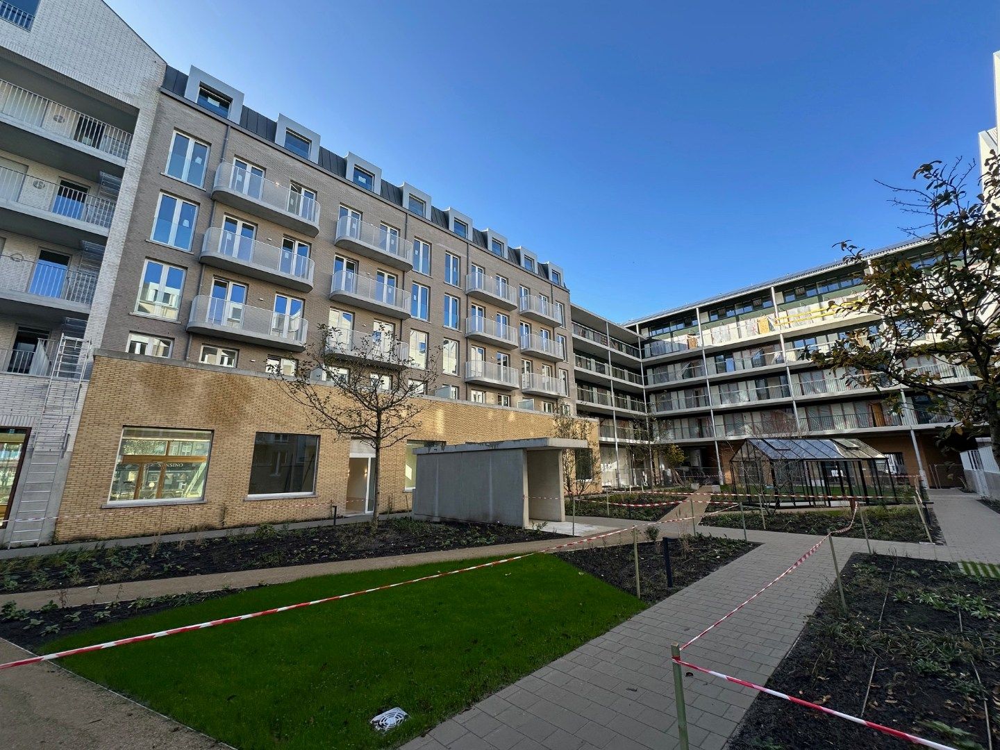 Prachtig nieuwbouwappartement met 2 slk, 2 terrassen en parking foto 17