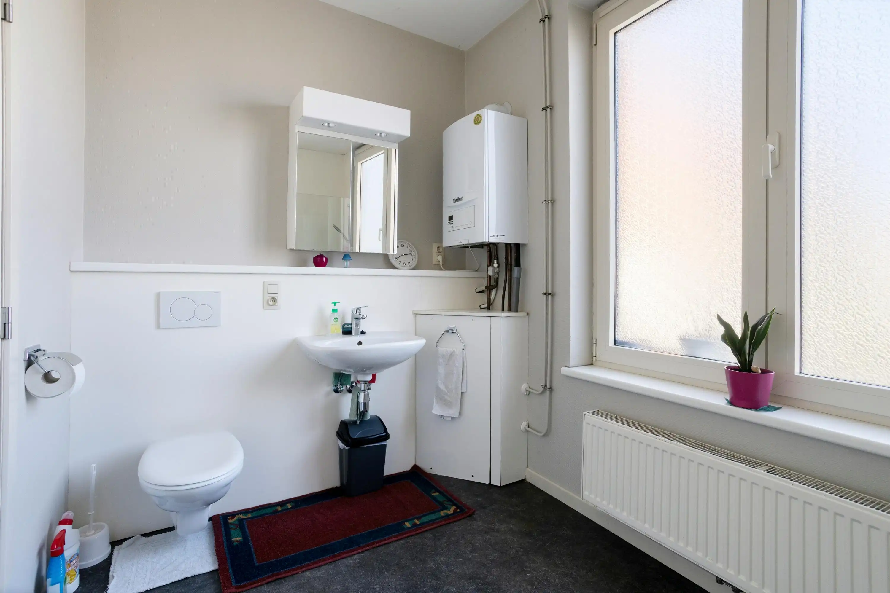 Gerenoveerde en verhuurde woning met 4 slaapkamers in hartje Ieper foto 11