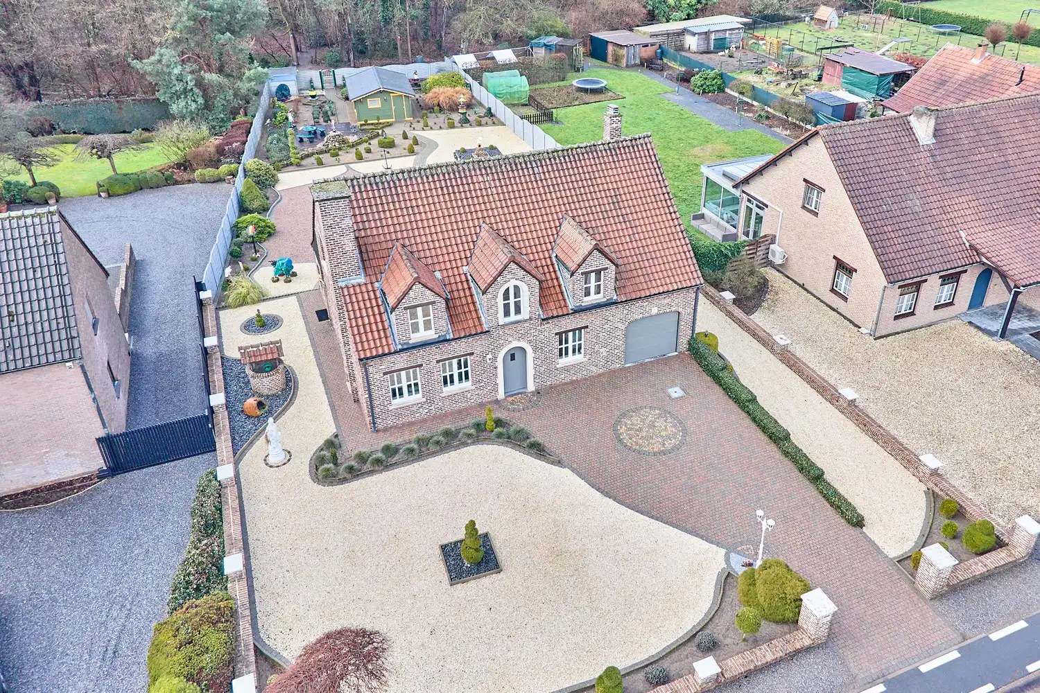 Goed onderhouden woning op ruim perceel in een bosrijke omgeving te Beringen. foto 2