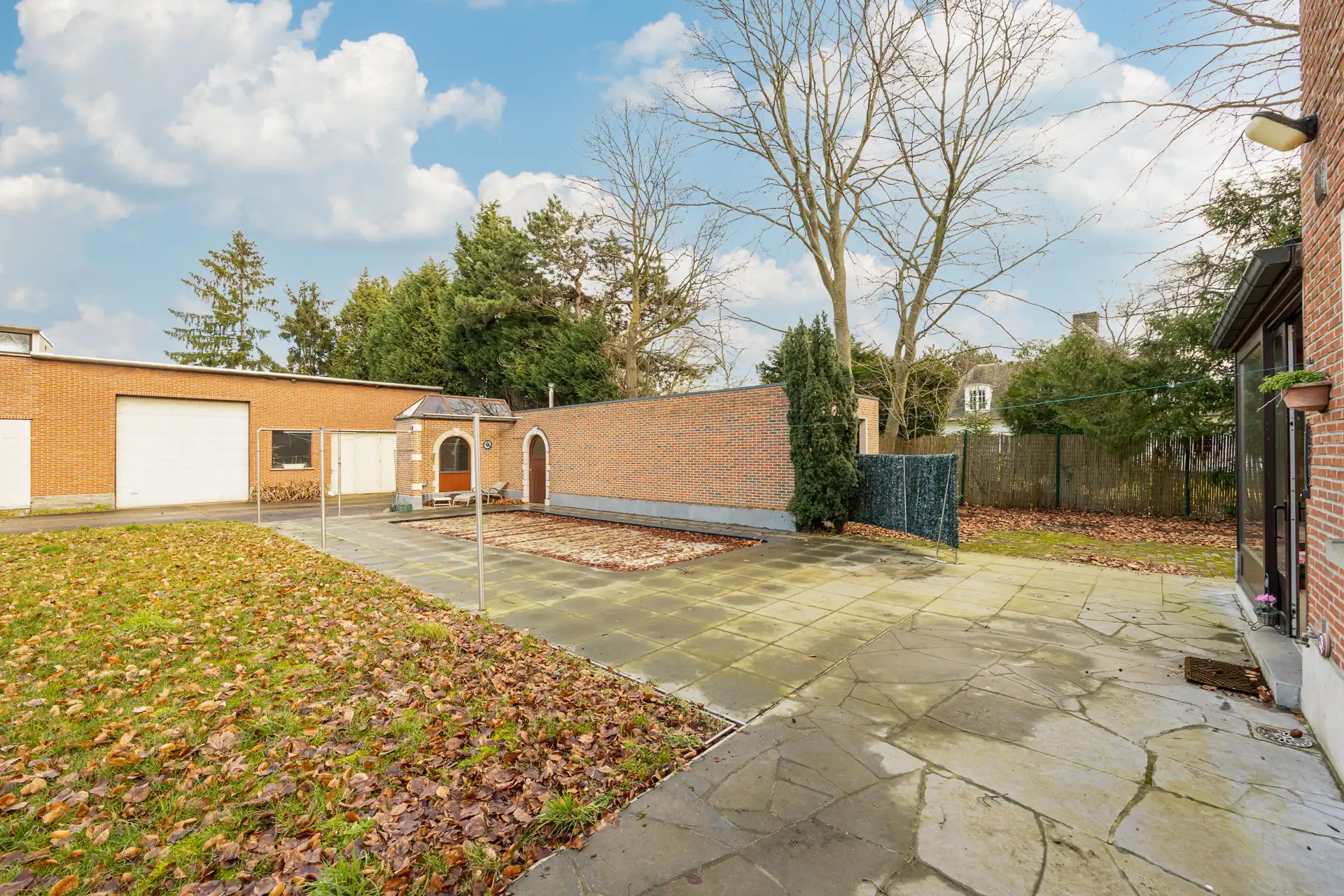 Ruime villa met garage en zwembad + bouwgrond + 2 magazijnen foto 26