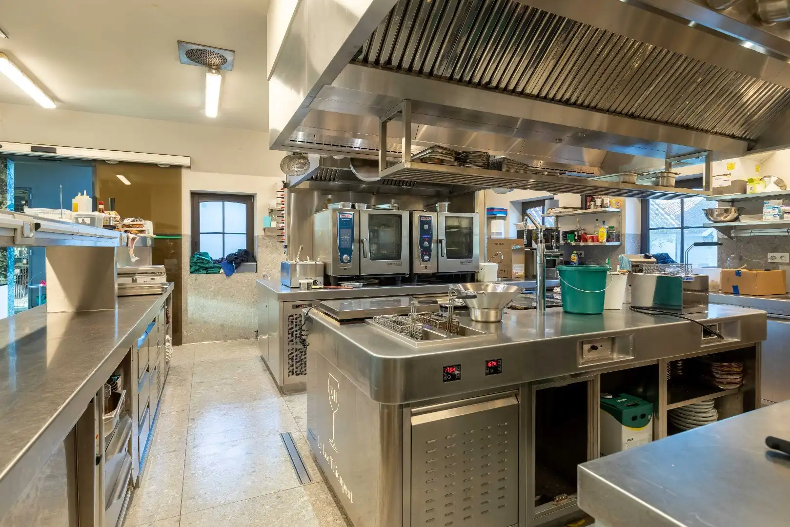 Luxe horecazaak met woonst, parking, terrassen en bureel te Oostduinkerke. foto 16