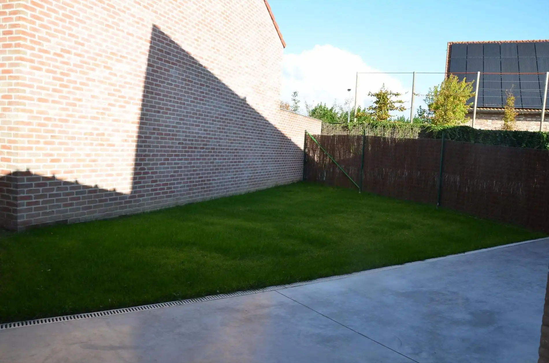 Halfopen nieuwbouwwoning met tuin, carport foto 2