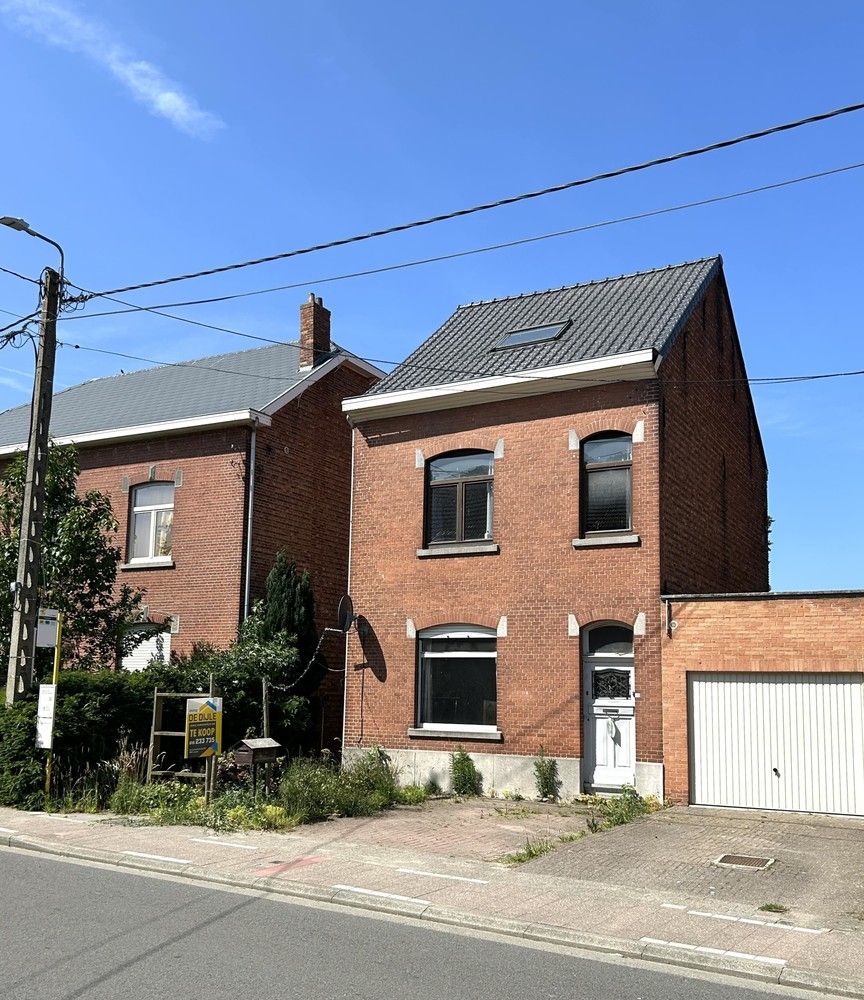 Ruime te renoveren woning met grote tuin en garage op gunstige locatie foto 2