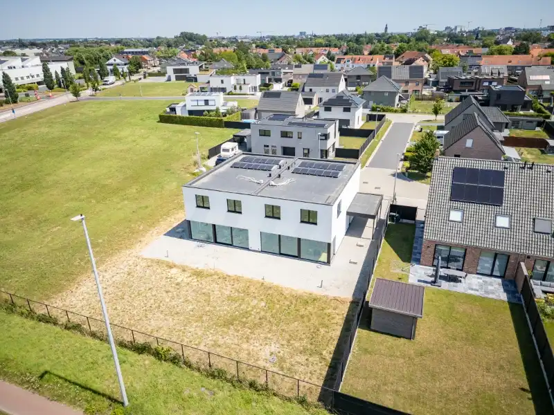 Exclusieve NIEUWBOUW DRIE-GEVELVILLA afgewerkt in duurzame materialen,  3-4 slaapkamers met dressingruimte, domotica en overal massieve eikparket. foto {{pictureIndex}}