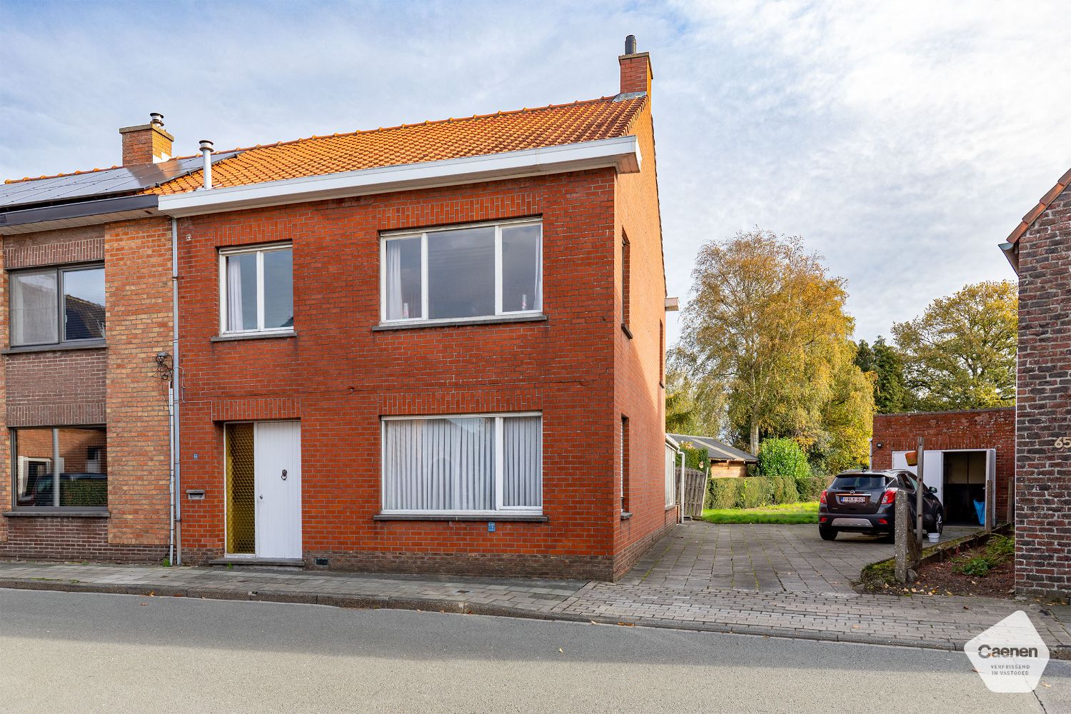 Hoofdfoto van de publicatie: TE RENOVEREN HALF-OPEN WONING MET GARAGE EN 3 SLAAPKAMERS
