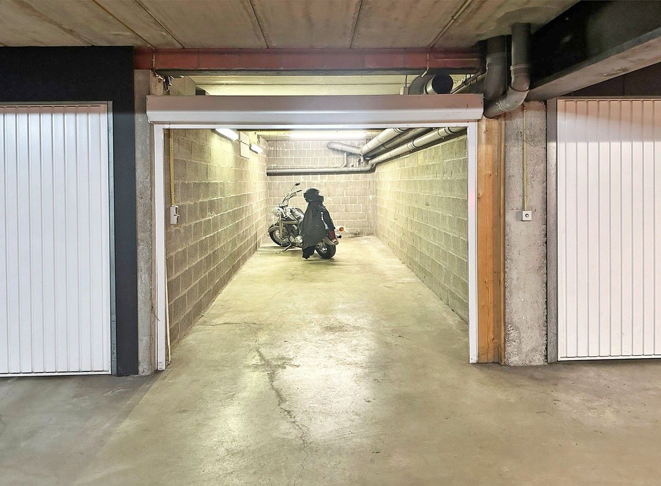 Ondergrondse garagebox te Deurne! foto {{pictureIndex}}