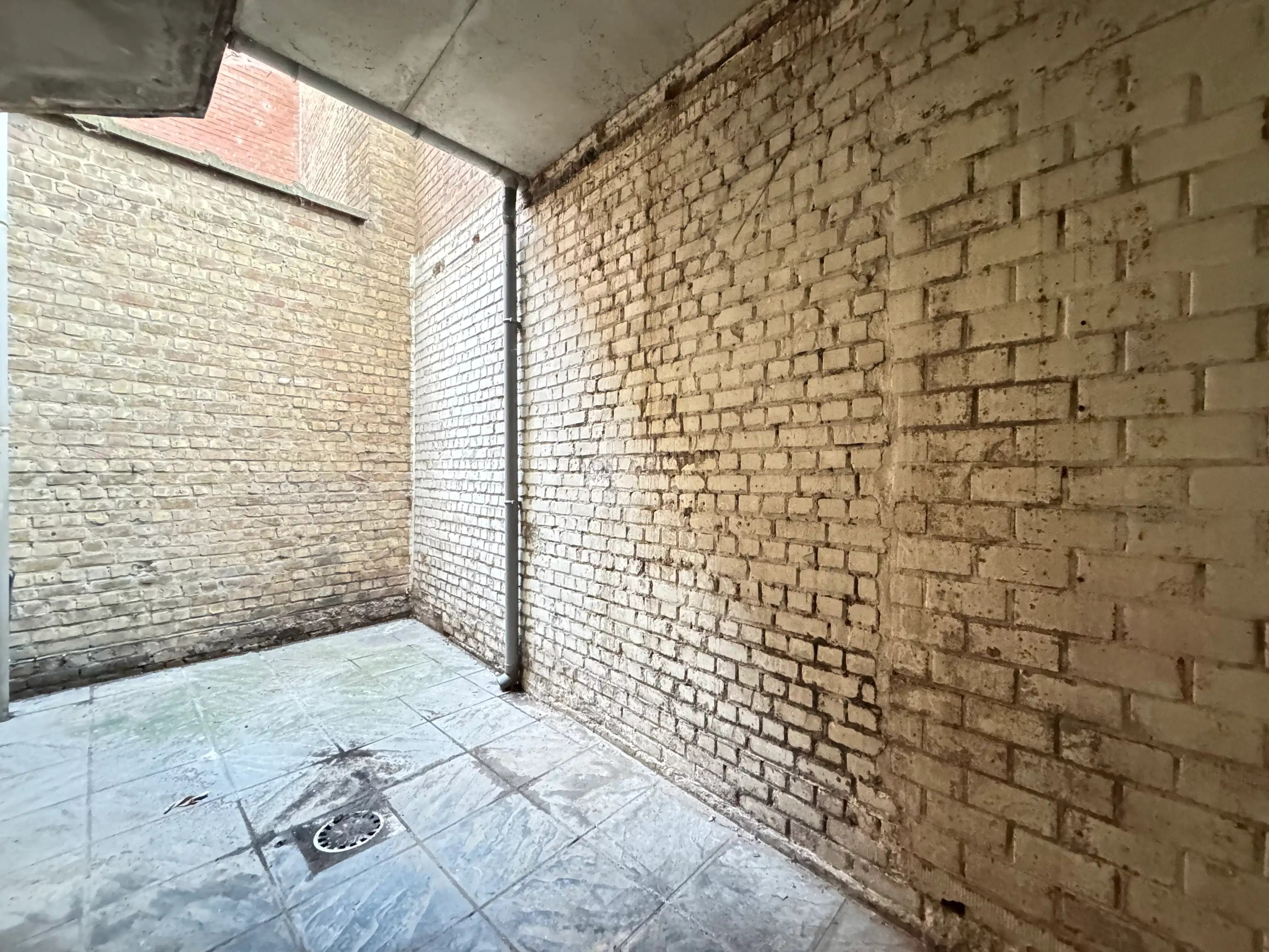 Handelsgelijkvloers 60m² aan drukke invalsweg Oostende foto 8