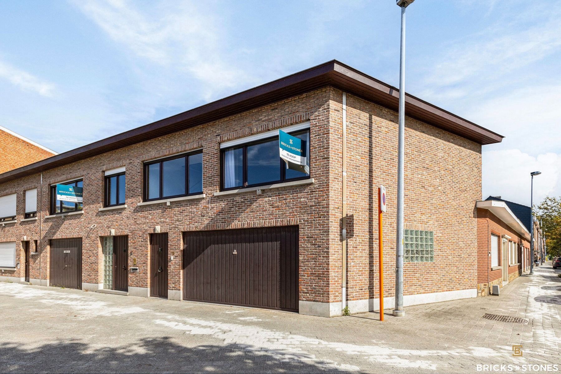 Zeer ruime halfopen bebouwing met praktrijkruimte en prachtige tuin foto 23