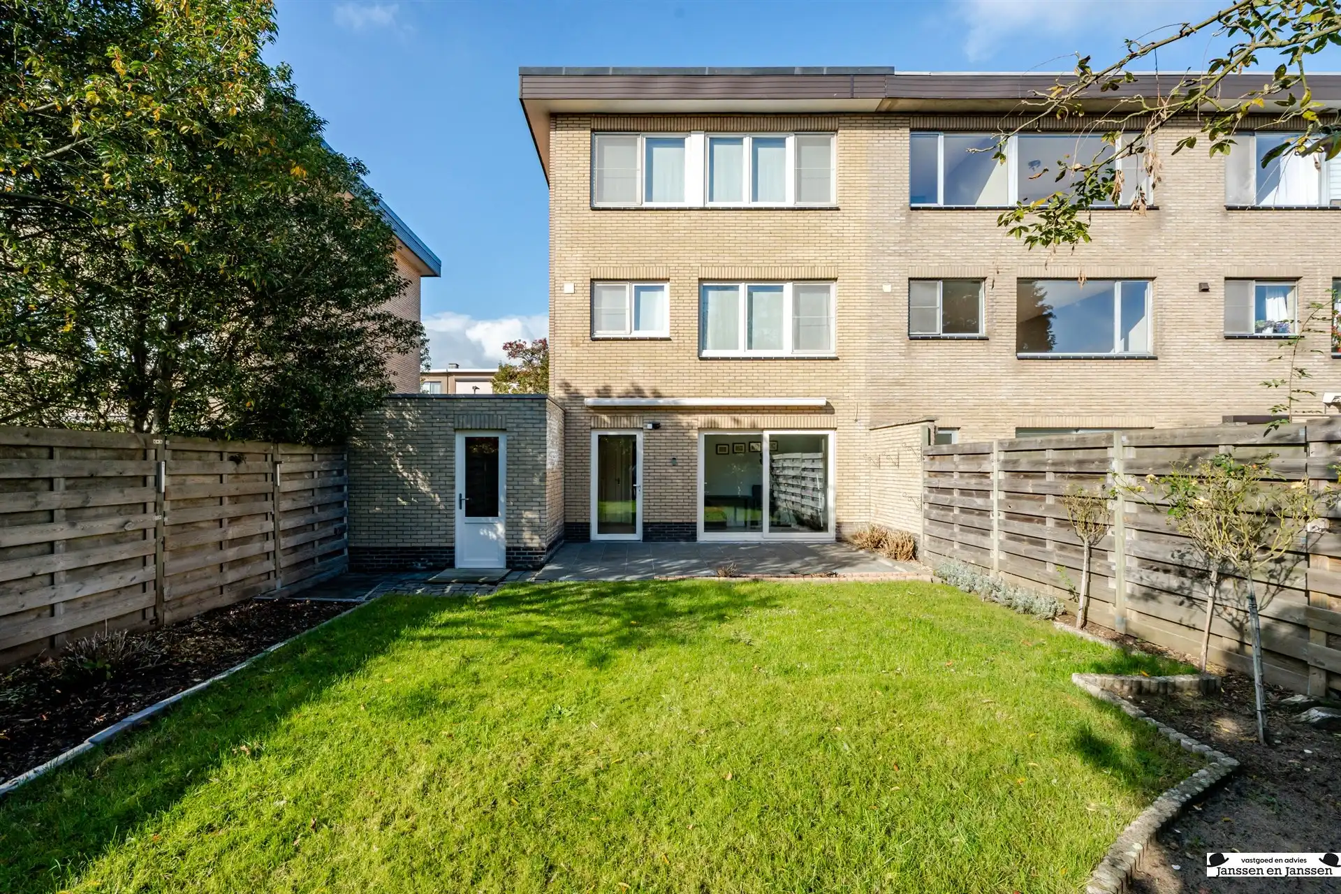 Instapklare bel-etage met 3 à 4 en twee garages! foto 18