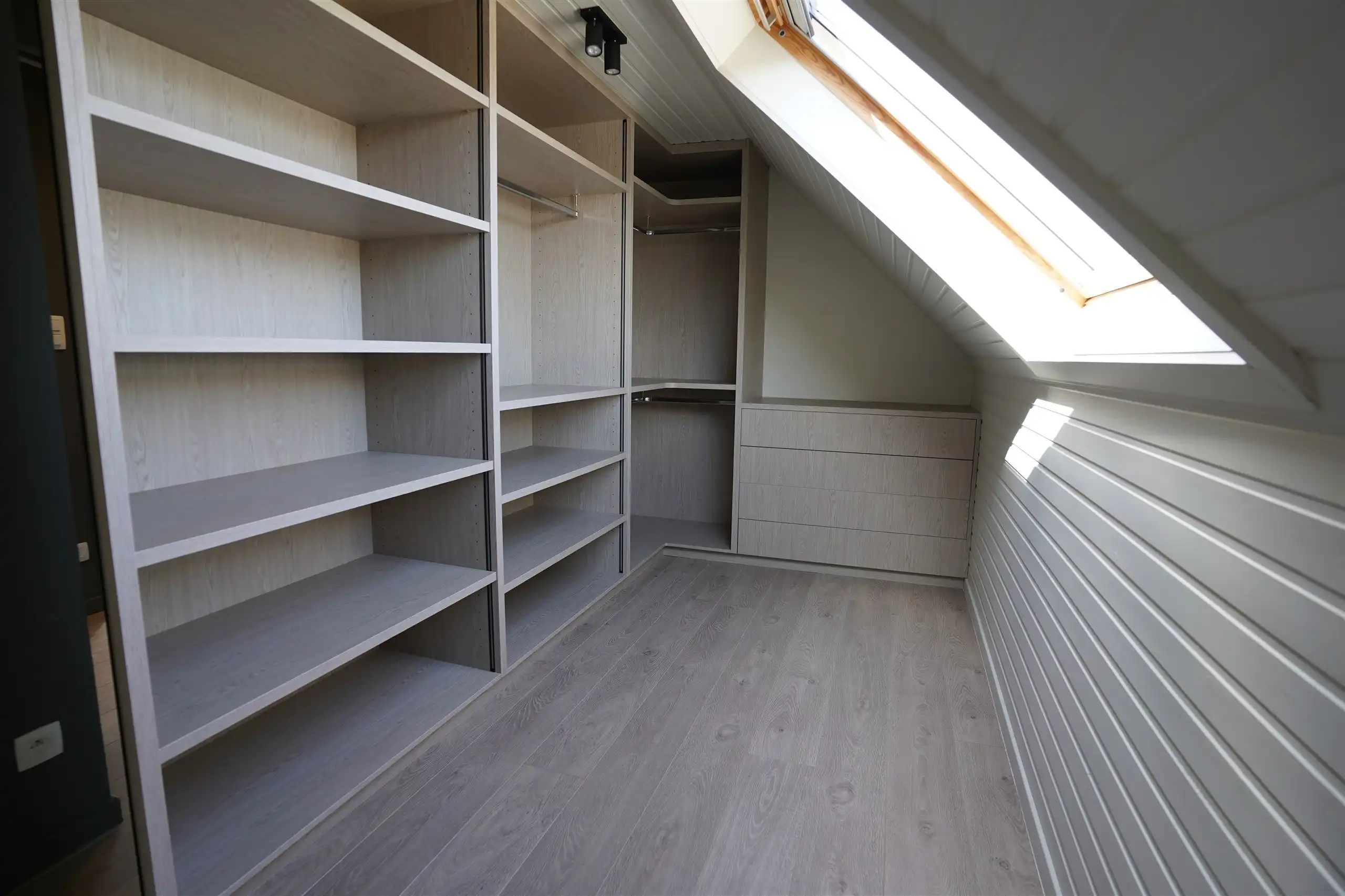 Prettig gelegen halfopen woning met garage en tuin foto 19