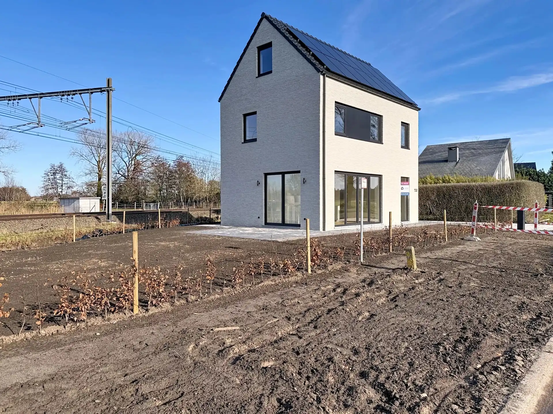 Energiezuinige nieuwbouw woning met 3 slaapkamers en 2 badkamers en omheinde tuin foto {{pictureIndex}}