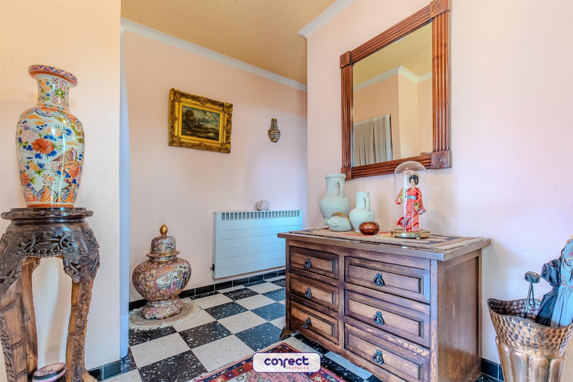 Zeer rustig gelegen, op te frissen laagbouwvilla met 3 slaapkamers op groot perceel. foto 6