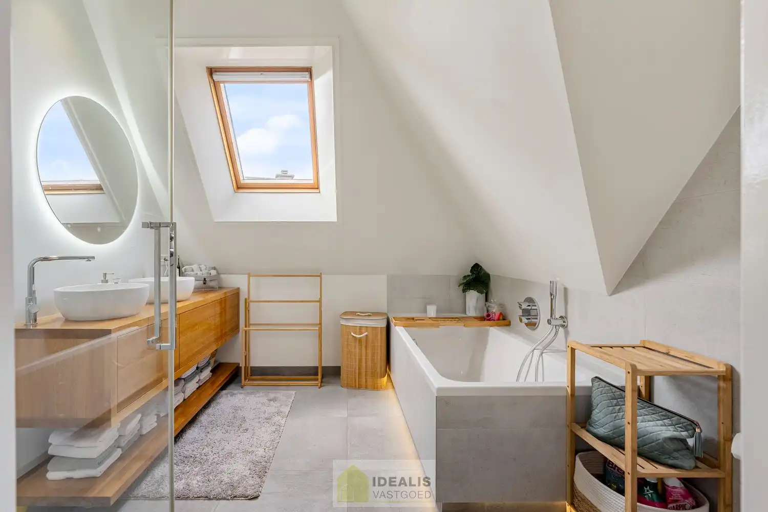 Recent gerenoveerde en perfect onderhouden eengezinswoning met lichtrijke leefruimte, praktisch uitgeruste keuken, 3 slaapkamers, knappe badkamer en knap bijgebouw! foto 34