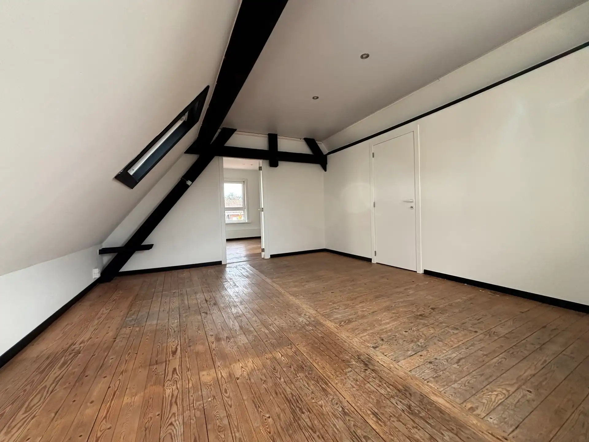 Ruime halfopen bebouwing met 4 slaapkamers en tuin foto 23