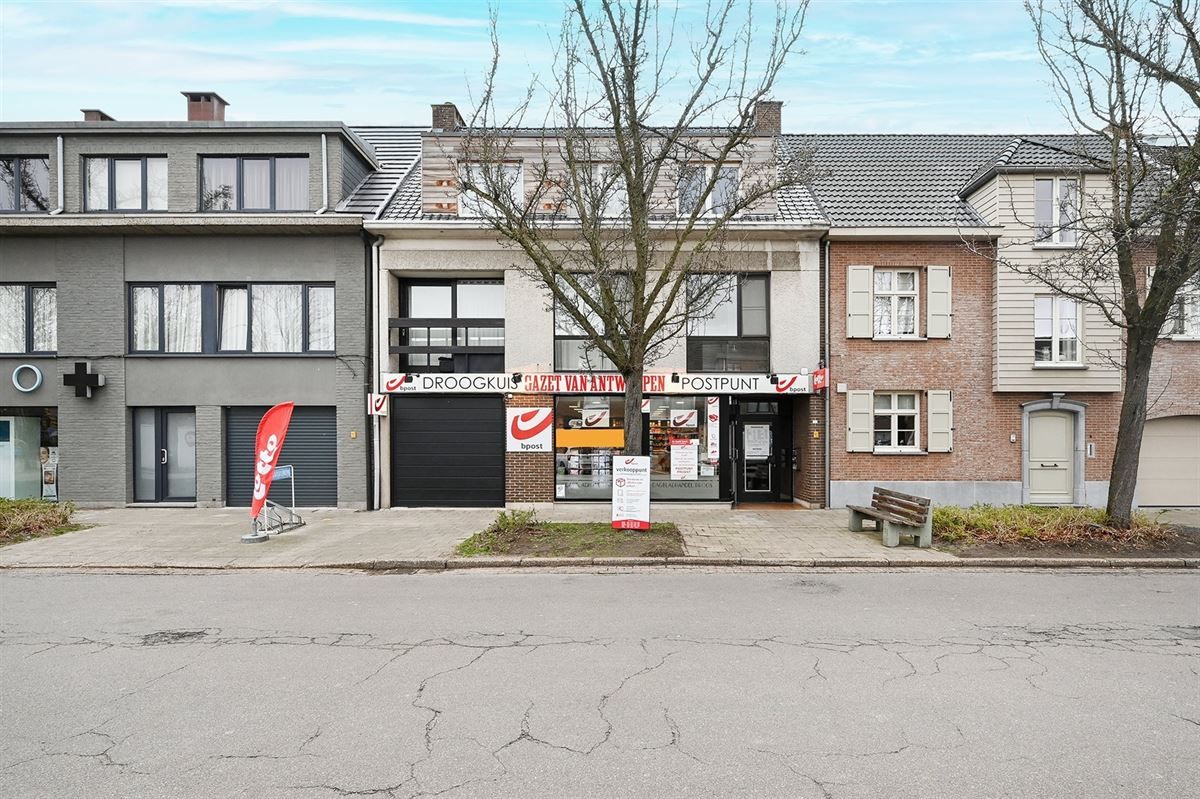 Mooi 1 slaapkamer appartement met handelsruimte en garage foto 2