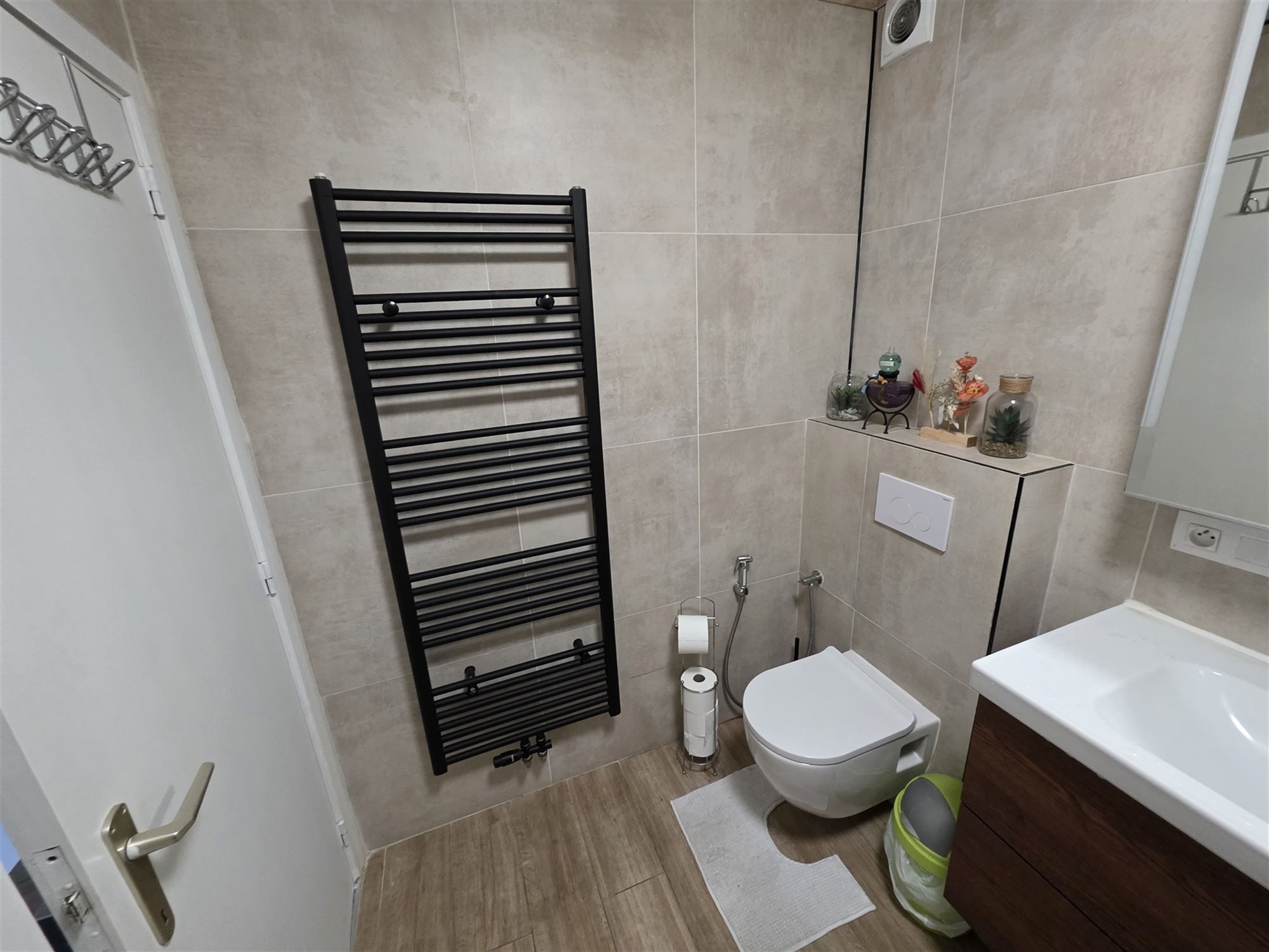 Instapklaar 2-slaapkamer appartement met terras en garage foto 11