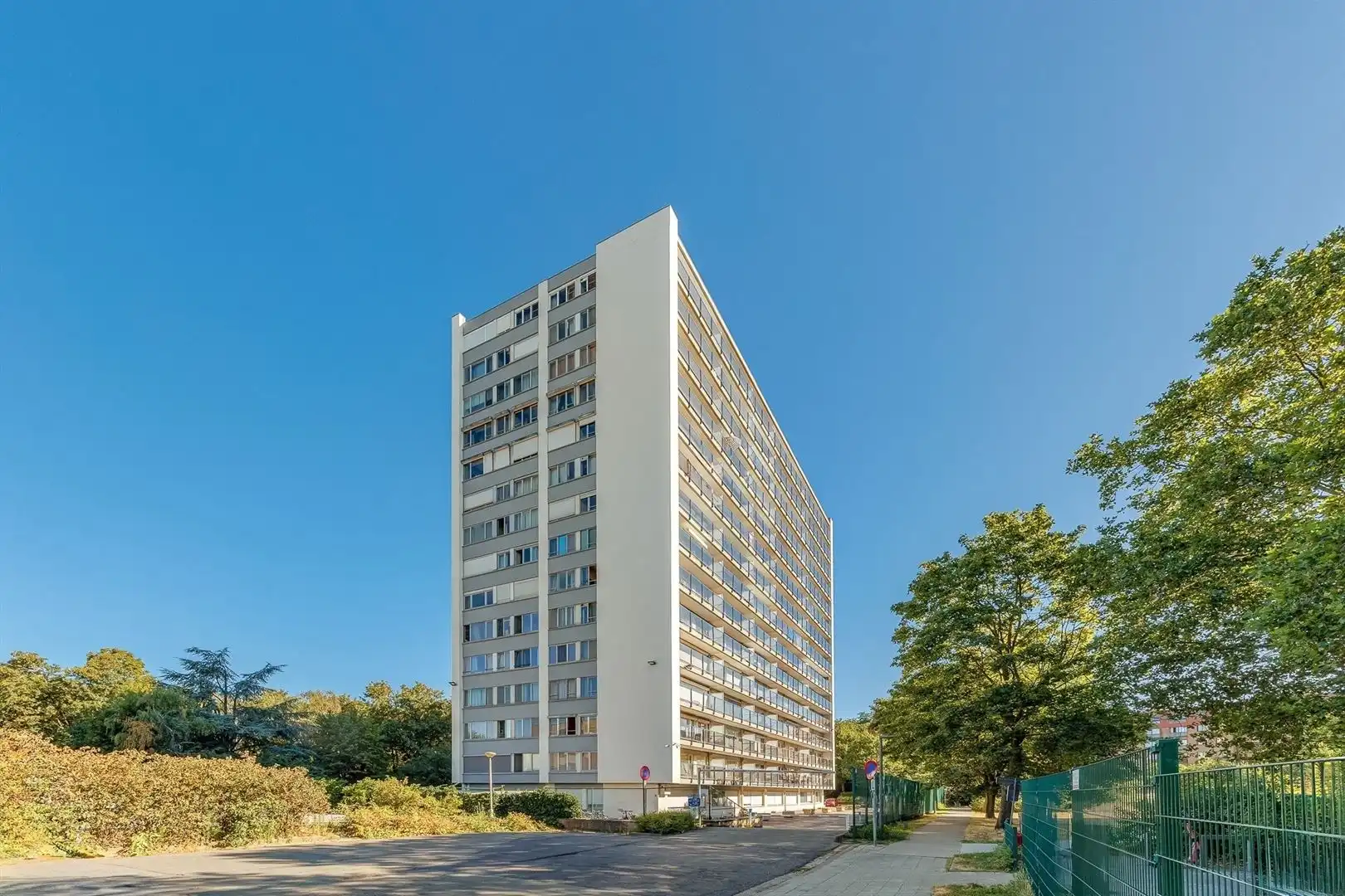 Lichtrijk appartement met panoramisch uitzicht, groot terras en parking foto 2