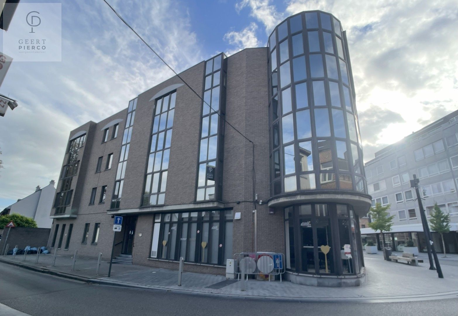 Aan Sint-Anneke 26 bus 102 te Sint-Truiden treffen we dit ruime appartement met drie slaapkamers en kelder. De centrale ligging (200m van Grote Markt) zorgt voor een optimaal bereik van winkels, station, scholen en eveneens de groene omgeving van de stadsvesten en het stadspark. foto {{pictureIndex}}