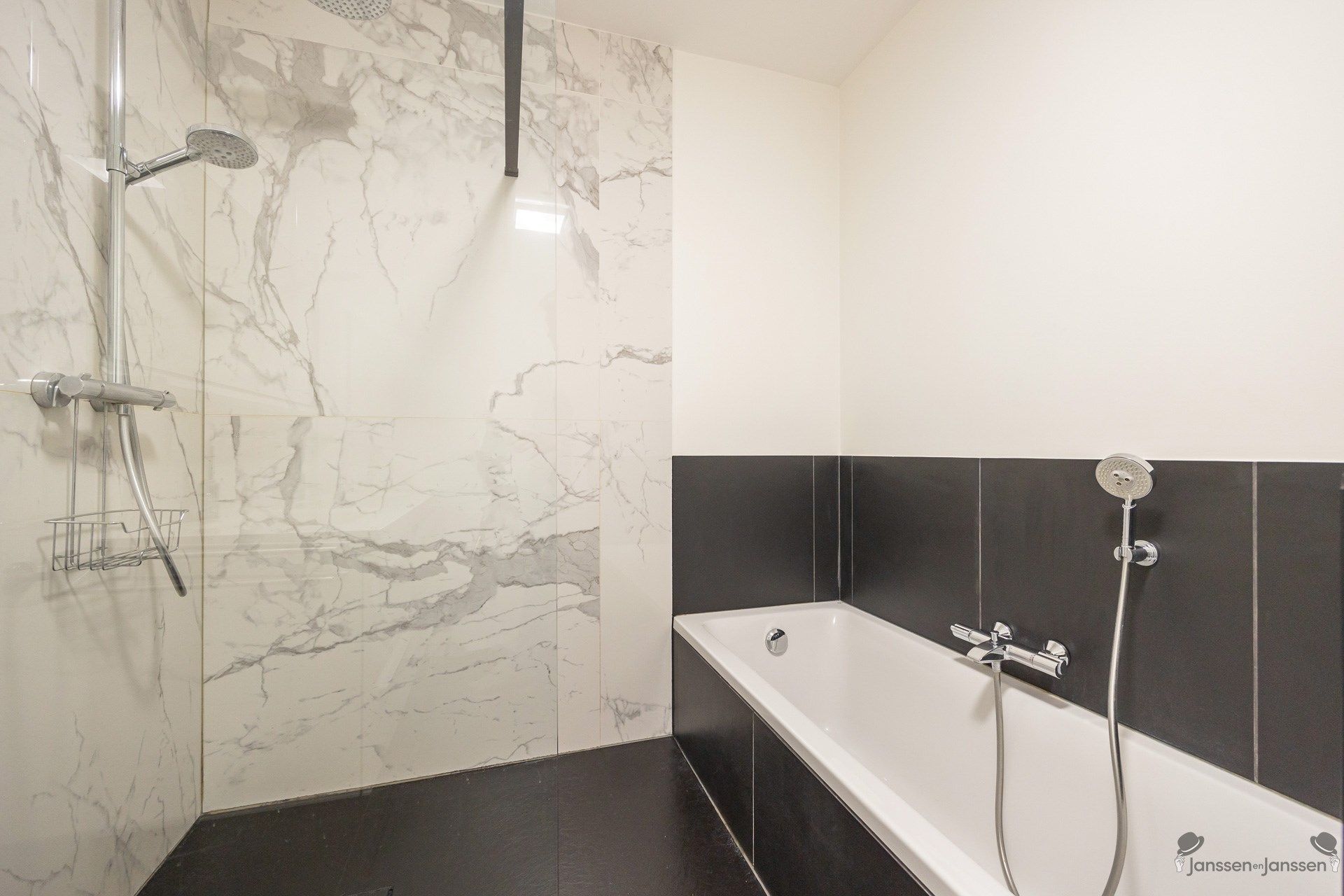Instapklaar gelijkvloers appartement met tuin en 2 autostaanplaatsen foto 8