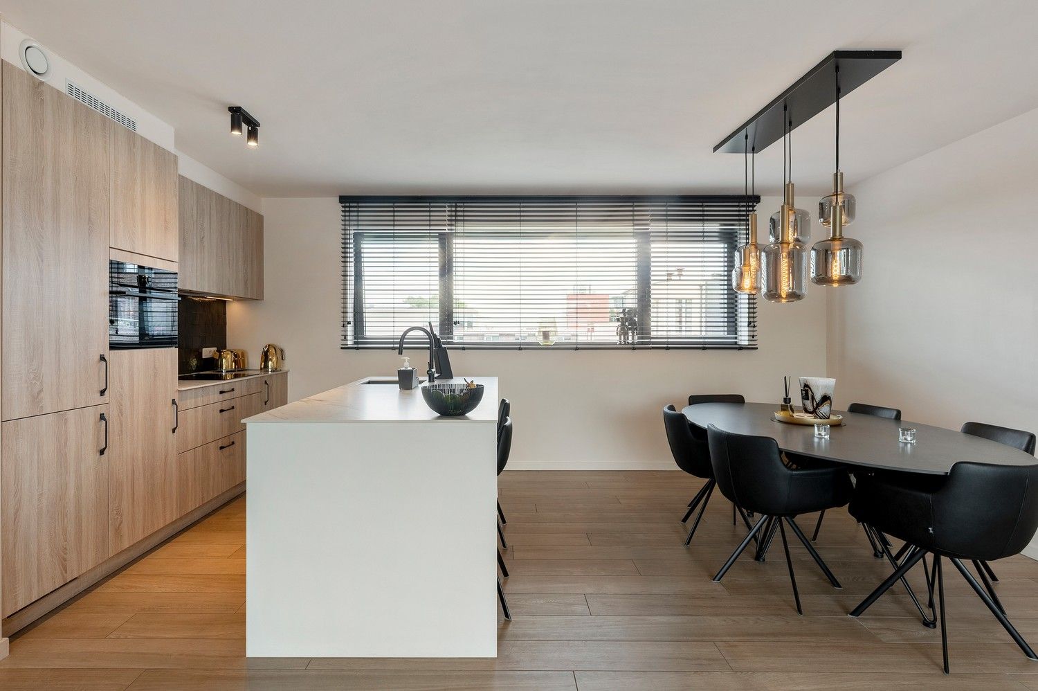 Instapklaar dakappartement met terras in centrum Putte foto 7