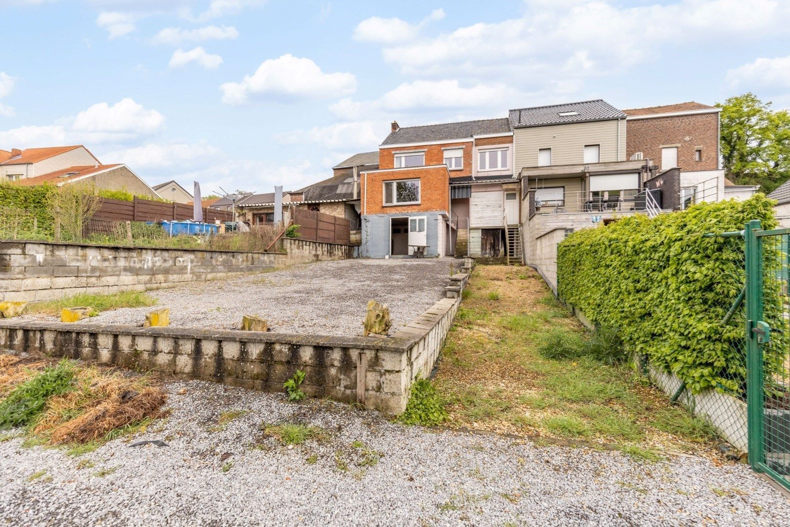 Ruime woning met 4 slaapkamers, garage en diepe tuin met inrit foto 4