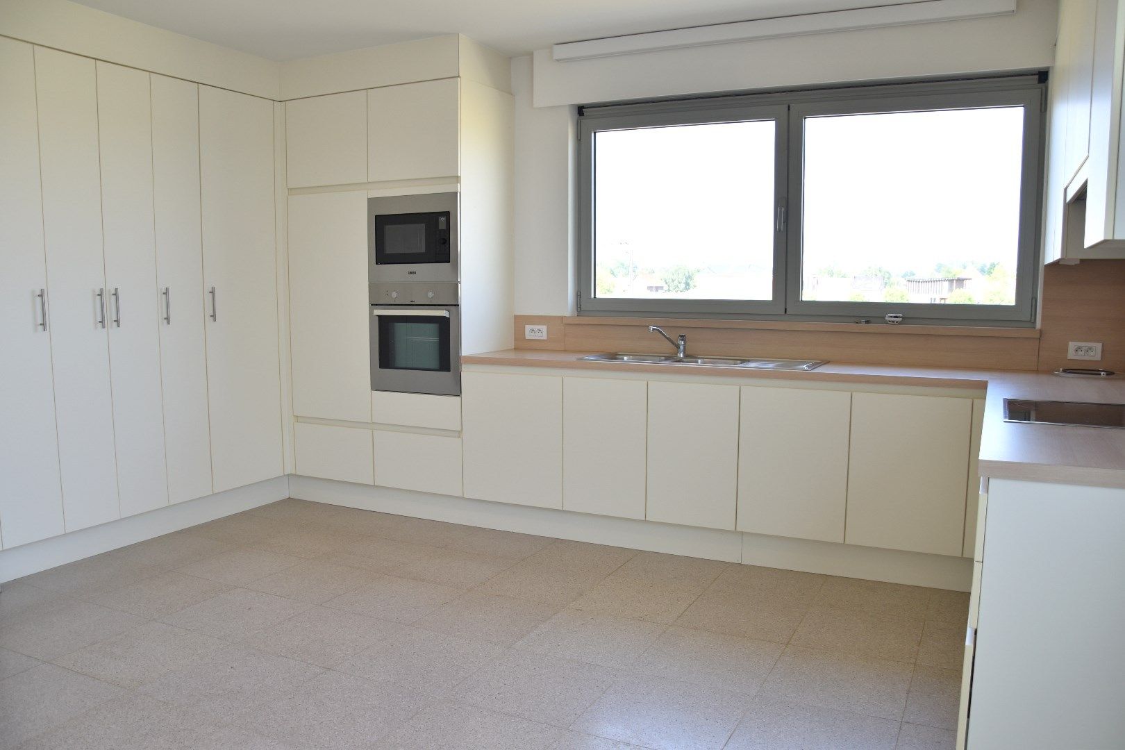 Ruim en recent appartement op rustige ligging foto 8