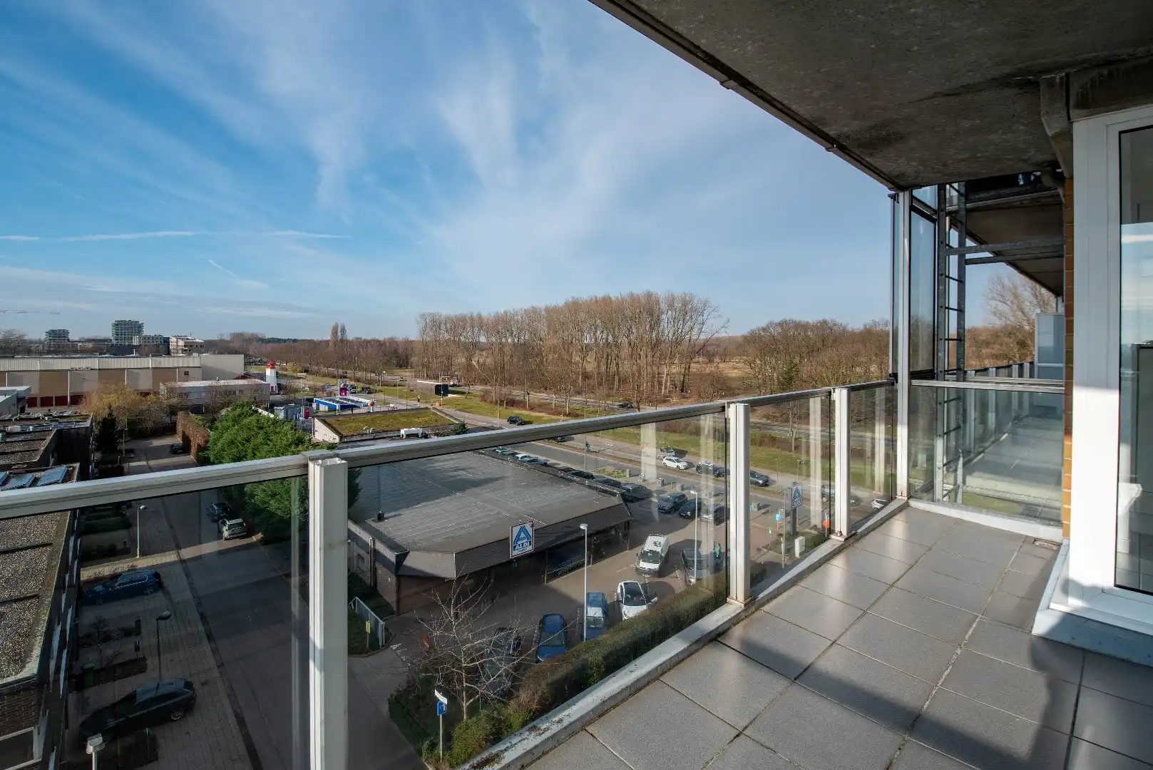 Lichtrijk appartement met mooi uitzicht, terras en garagebox foto 6
