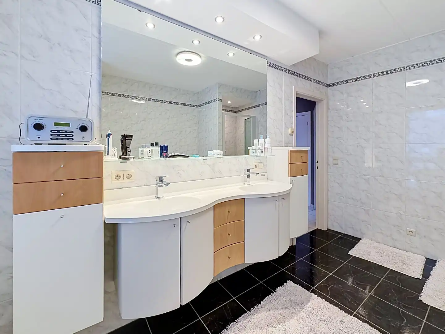 Instapklare bel-etage met drie slaapkamers, garage en zonnige buitenruimtes. foto 20