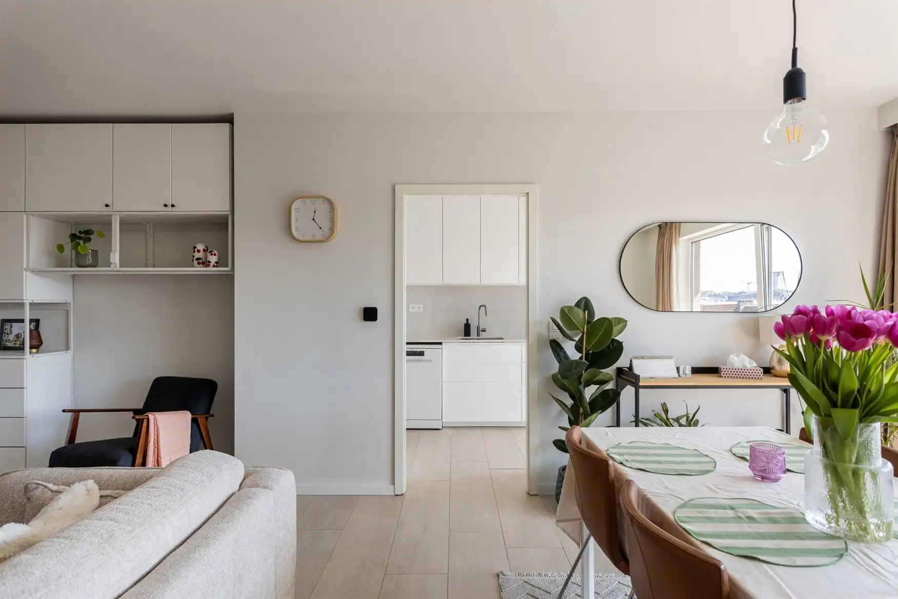 Stijlvol gerenoveerd appartement met 2 terrassen en uniek uitzicht. foto 8