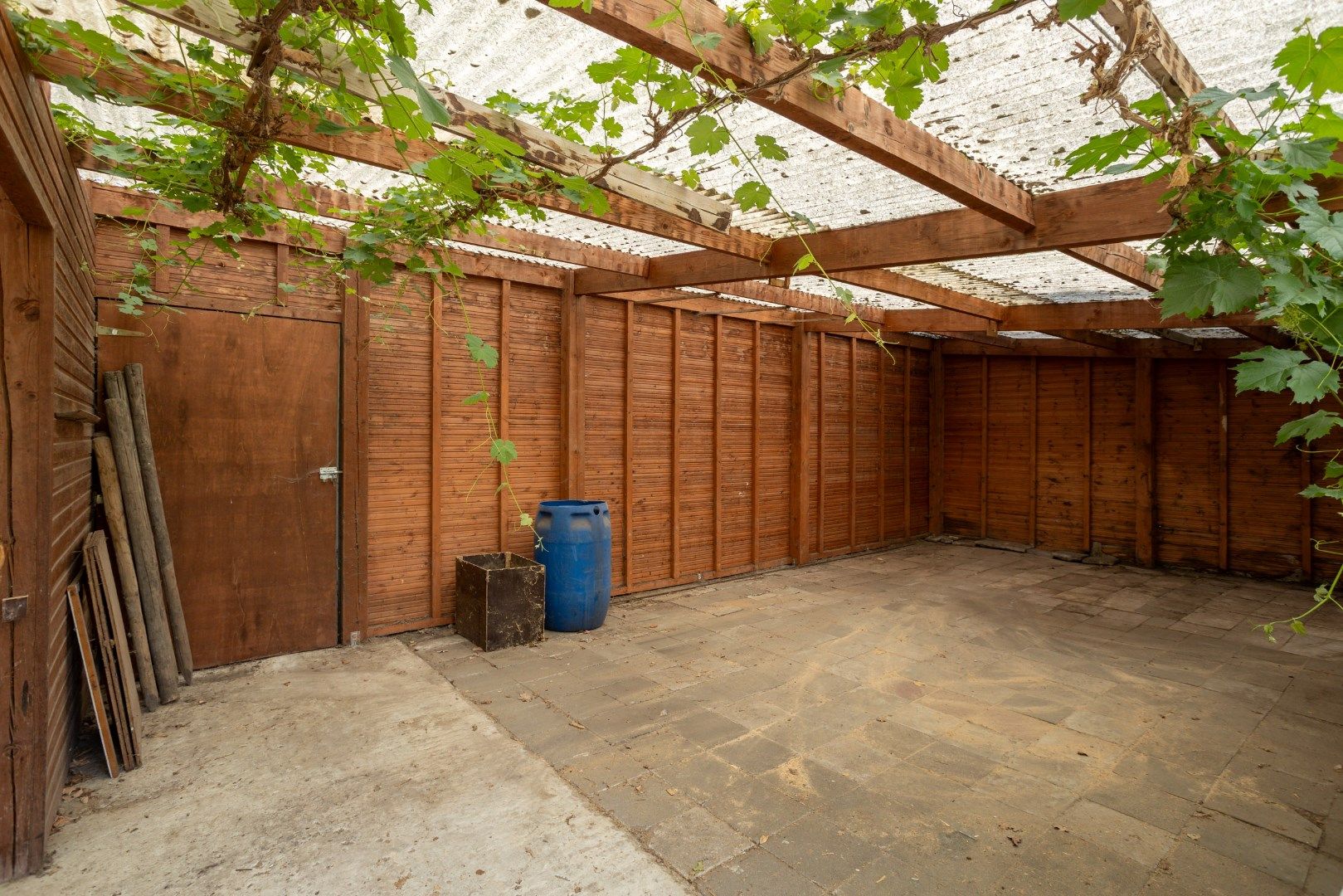 Deze ruime, te renoveren woning wordt verkocht. foto 38