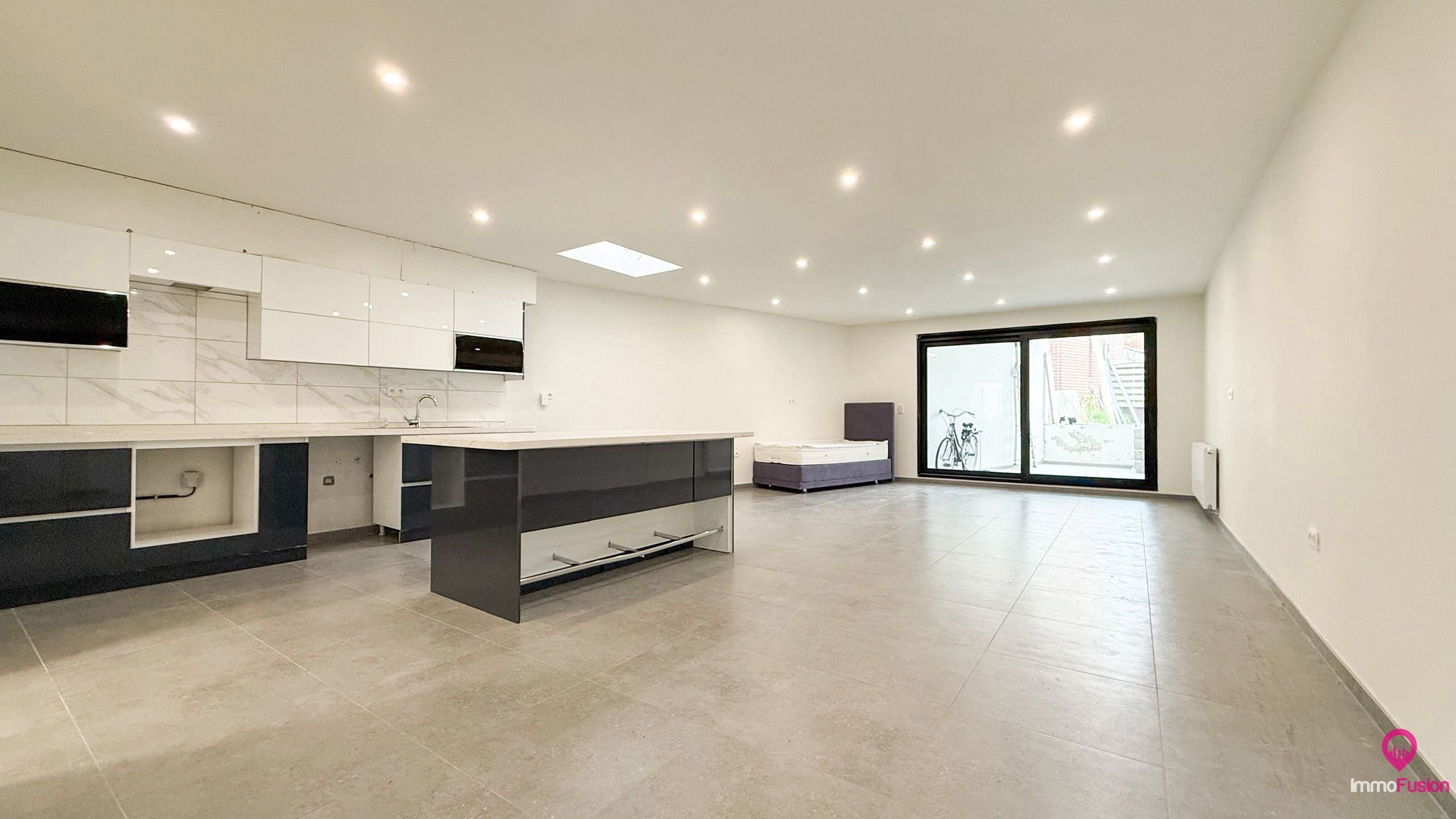 Gelijkvloers appartement met terras en kelder in hartje Zolder! foto 2